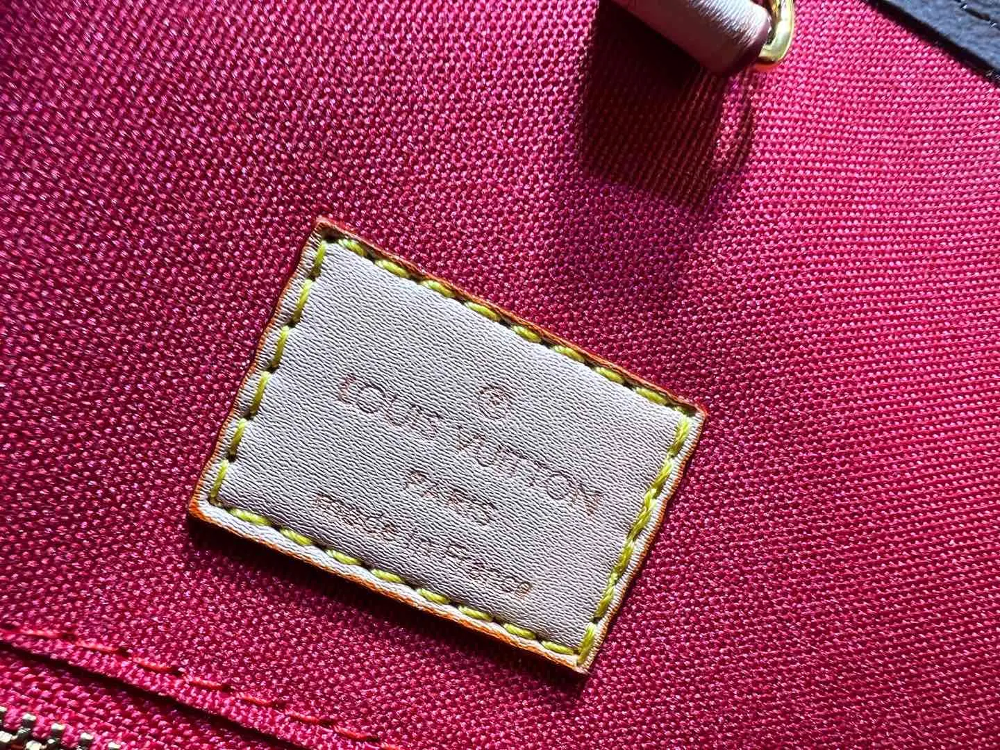 Batch 280💰M45039 M13668!🔥Lv&Takashi Murakami Sakura🌸OnTheGo new version The legendary ONTHEGO handbag: always able to meet your various needs for handbags. It has a large capacity but is not bulky. It is stiff and soft to the touch, making it suitable for home and travel. Tighten the side ties and it instantly transforms into a stylish urban handbag. Loosen the straps and it transforms into a chic and practical handbag. The slender leather handle can be carried over the shoulder or between the arms. The model shown here is made of Damier Azur canvas. Size: 35x27x14cm