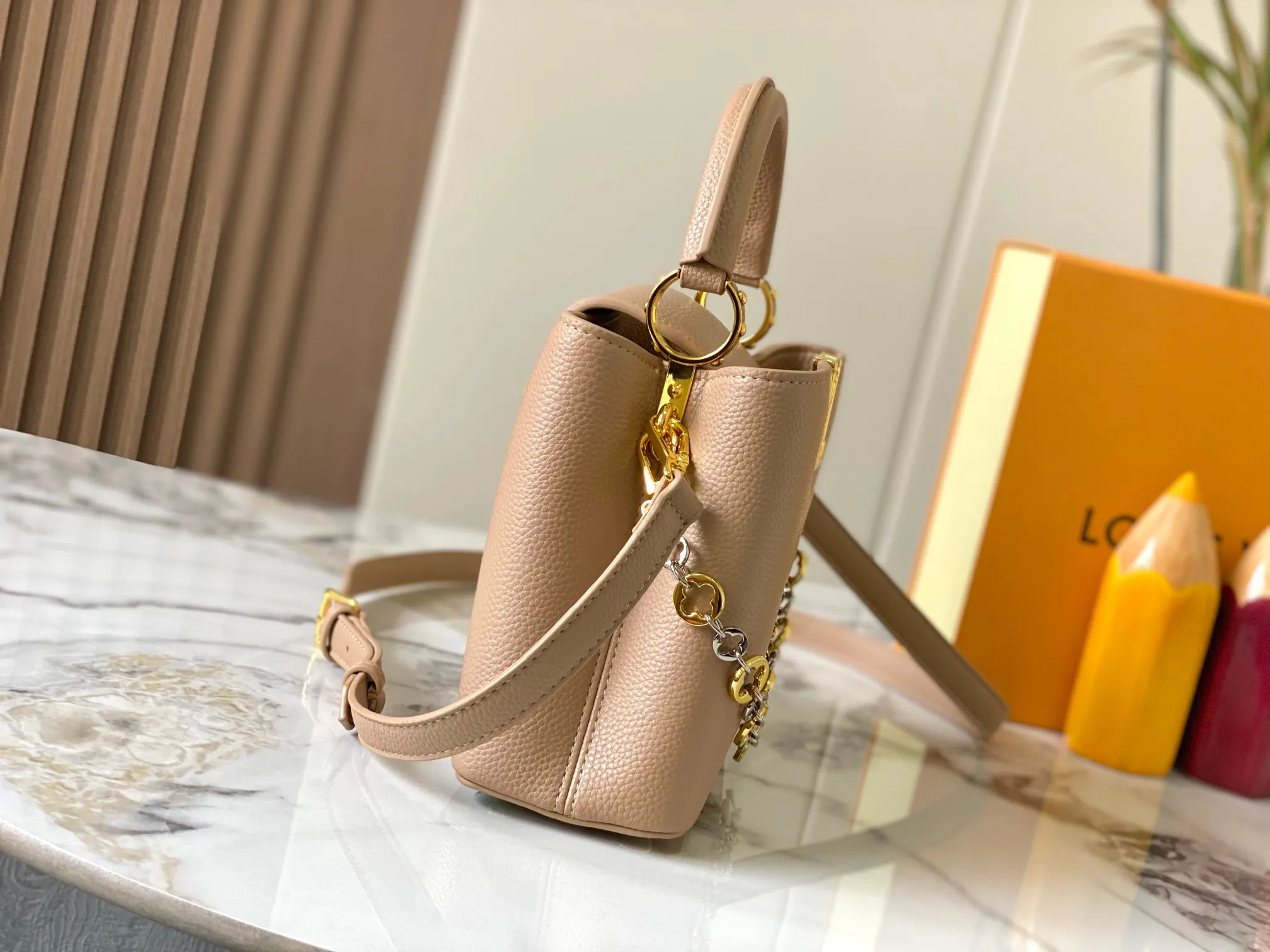 Top original P460 Guangzhou product 🇫🇷M12936 This CapucinesBB handbag is made of flexible Taurillon cow leather, with jewelry-style double-plated chains and Monogram floral elements to highlight the identity of the ChainOnYou series. The flip cover can be placed on both the inside and outside. The ample configuration and multiple inner pockets are convenient for storing daily needs. The round LV letters add ingenious details. Size:27×18×9cm