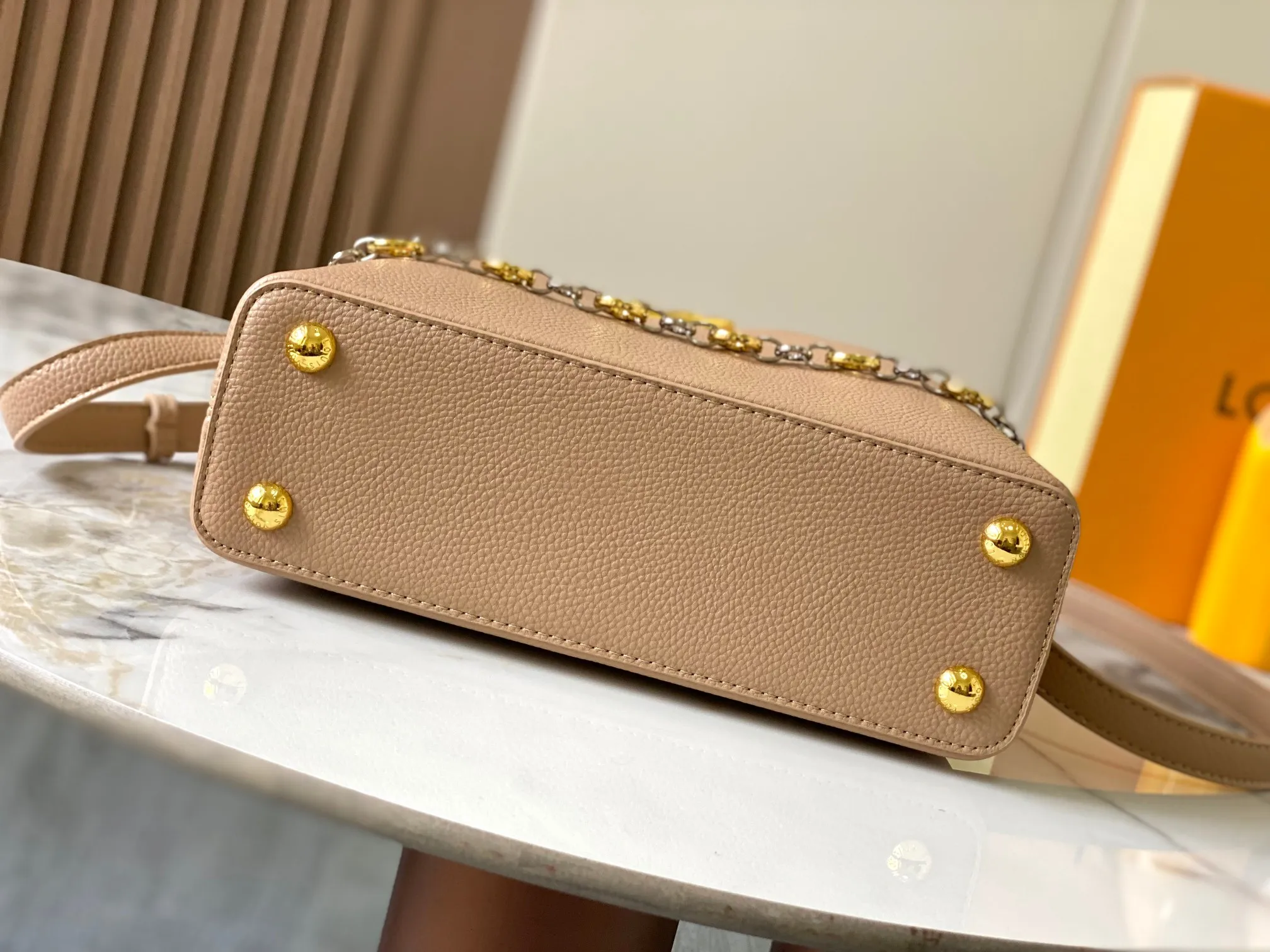 Top original P460 Guangzhou product 🇫🇷M12936 This CapucinesBB handbag is made of flexible Taurillon cow leather, with jewelry-style double-plated chains and Monogram floral elements to highlight the identity of the ChainOnYou series. The flip cover can be placed on both the inside and outside. The ample configuration and multiple inner pockets are convenient for storing daily needs. The round LV letters add ingenious details. Size:27×18×9cm