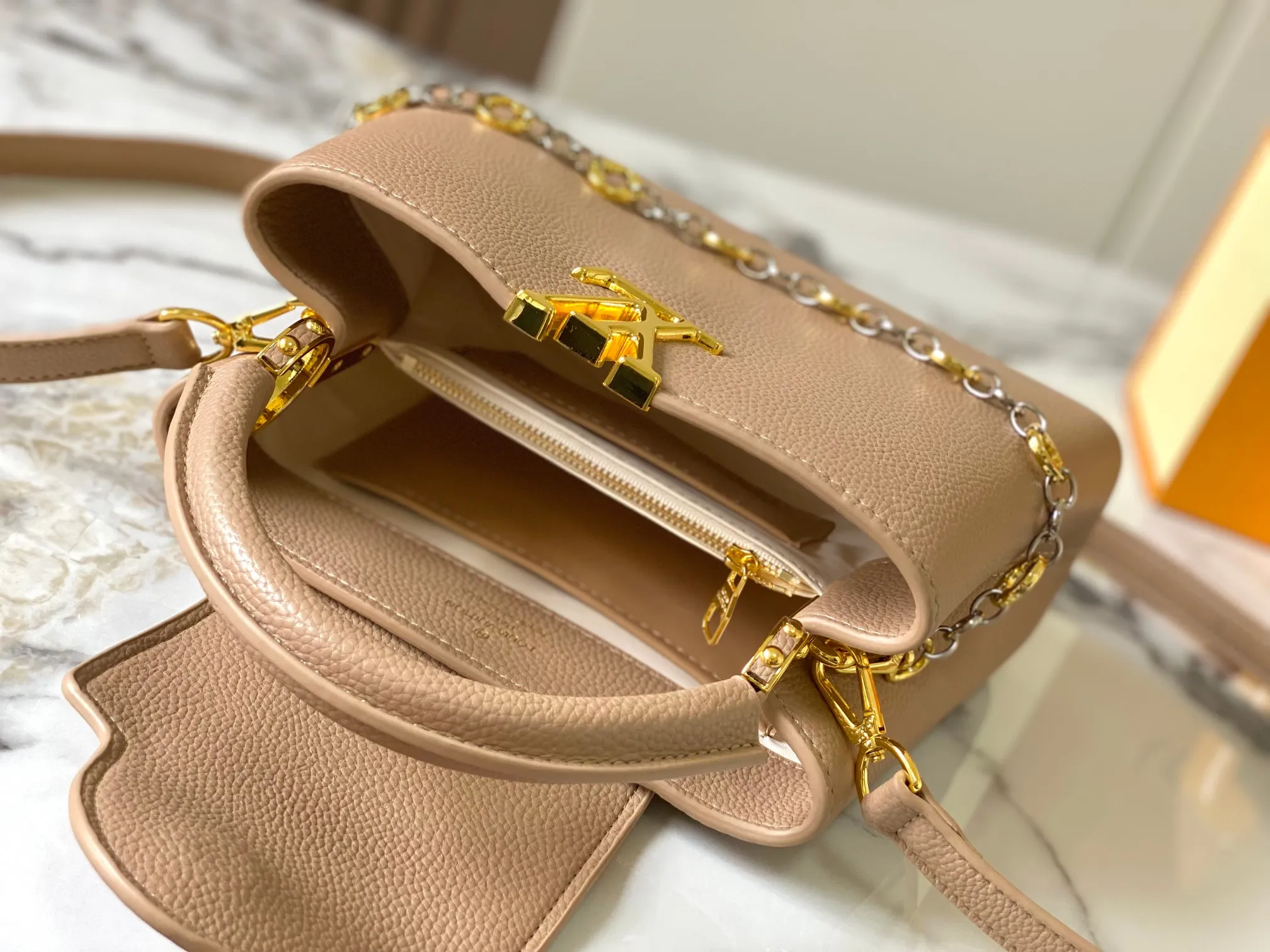 Top original P460 Guangzhou product 🇫🇷M12936 This CapucinesBB handbag is made of flexible Taurillon cow leather, with jewelry-style double-plated chains and Monogram floral elements to highlight the identity of the ChainOnYou series. The flip cover can be placed on both the inside and outside. The ample configuration and multiple inner pockets are convenient for storing daily needs. The round LV letters add ingenious details. Size:27×18×9cm