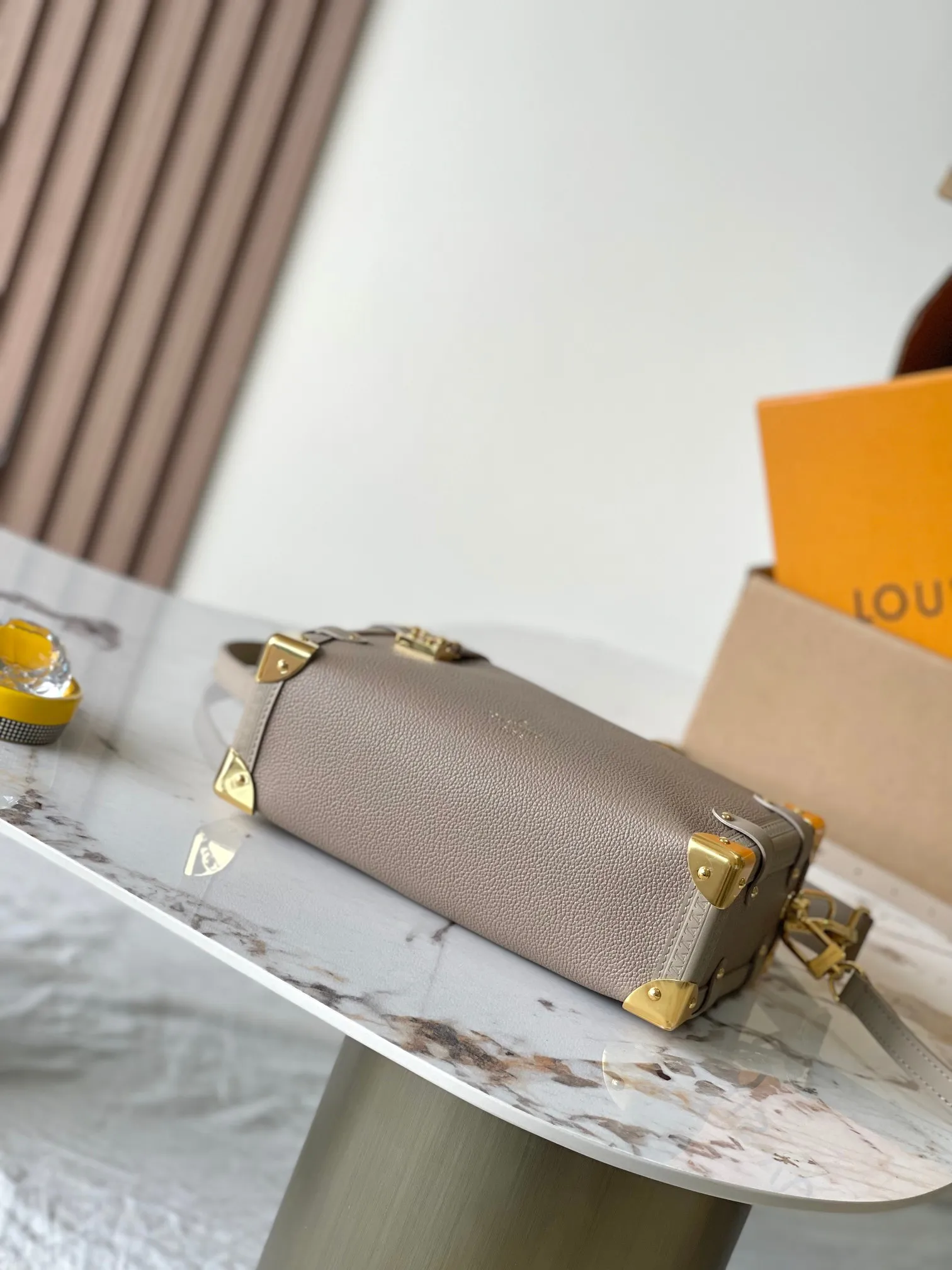 p2300 [Special grade MB163c chip version original leather] This Side Trunk Medium Handbag Model: M25072 Material: Grade A all-steel hardware, imported original cowhide Packaging: Full set of original duty-free MB packaging Dimensions: 21 x 14 x 6 cm