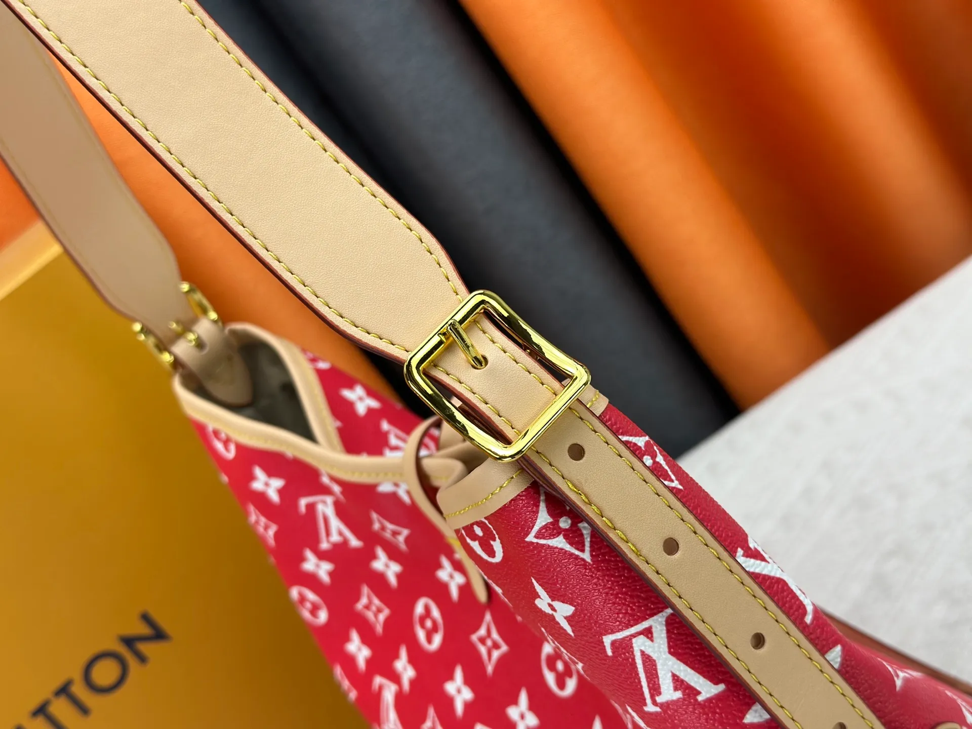 P280 upgraded original M24861 M25143 M46203 M46197 Colorful, legendary CarryAll medium handbag, with Monogram canvas and leather trimming to create a body-fitting design. There's a zipped pocket inside the ample space, and a detachable zipped clutch adds a functional element, with a buckle-adjustable handle. Small size: 29 x 24 x 12 cm,