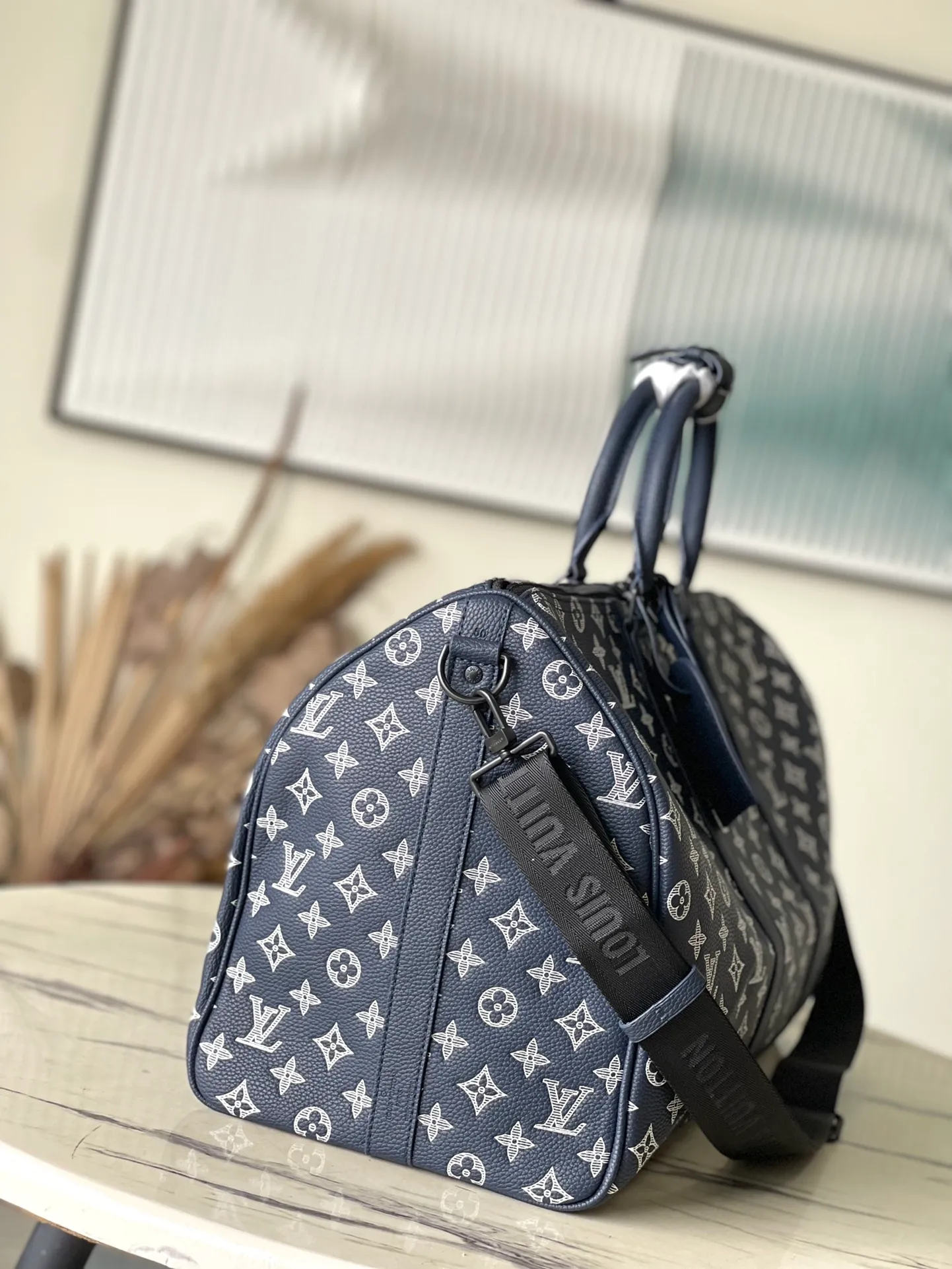 💰1460 (top layer leather) top original order M24953 This Keepall Bandouliere50 travel bag is made of soft Monogram Shadow cow leather, and has been embossed and printed with the Monogram pattern to create a rich visual hierarchy and vitality. The size of your carry-on luggage hides plenty of space. Dimensions: 50 × 29 × 23 cm