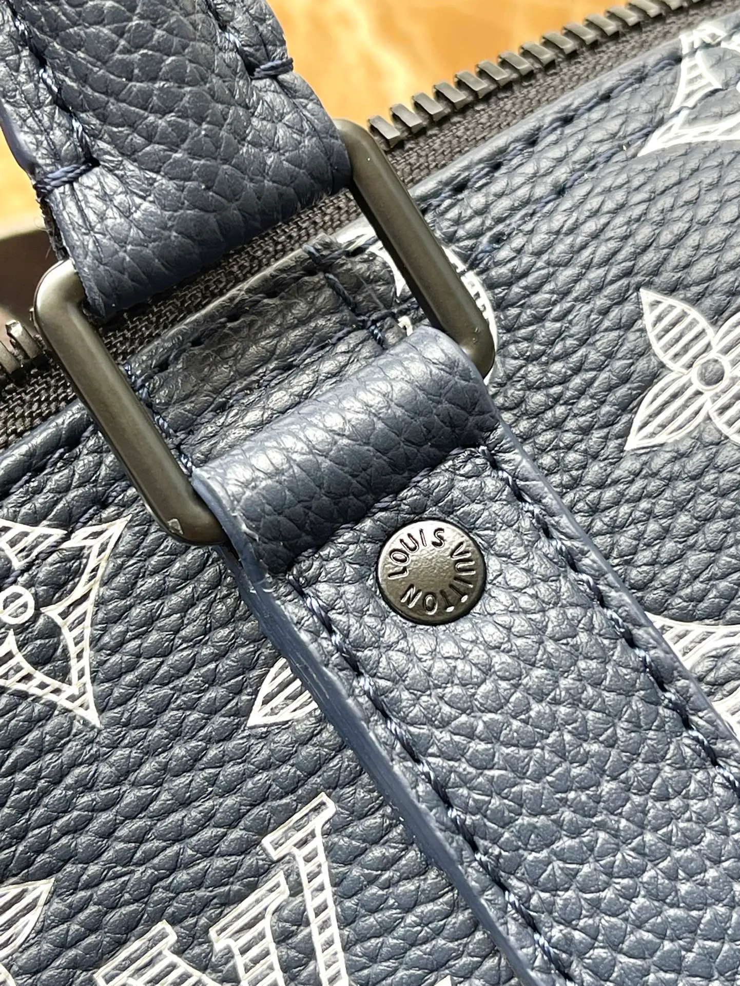 💰1460 (top layer leather) top original order M24953 This Keepall Bandouliere50 travel bag is made of soft Monogram Shadow cow leather, and has been embossed and printed with the Monogram pattern to create a rich visual hierarchy and vitality. The size of your carry-on luggage hides plenty of space. Dimensions: 50 × 29 × 23 cm