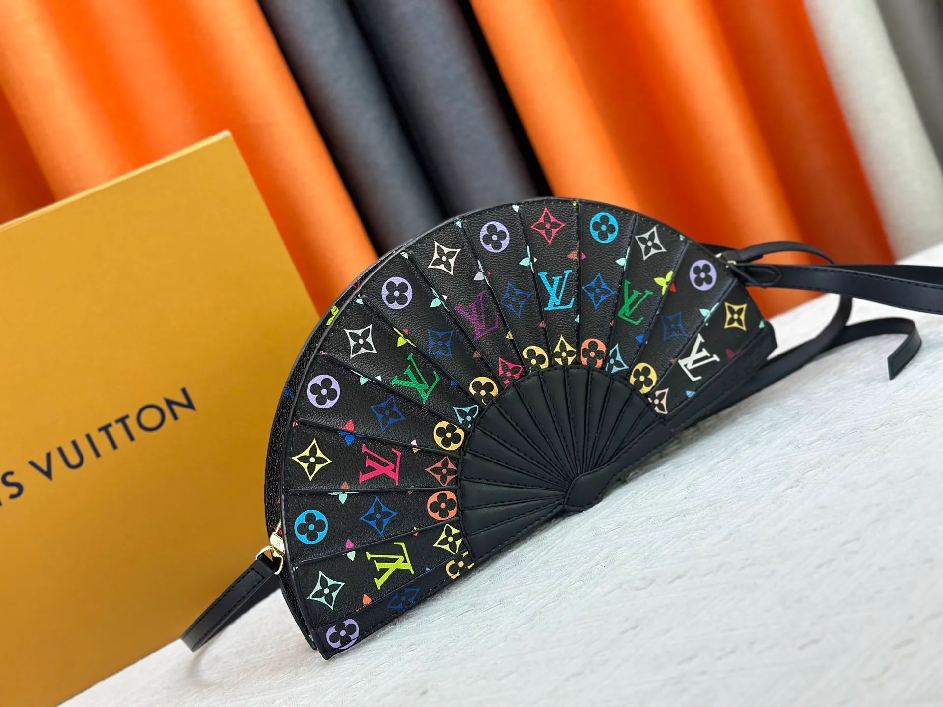 P400 upgrades the original M14804 LV Fan handbag, which is made of Monogram canvas. It debuts on the 2025 spring and summer show with a unique design, making it a collector's choice. The leather is embellished with Monogram floral details and can be carried by hand or on the shoulder.  Dimensions: 𝟑𝟕.𝟎 𝐱 𝟏𝟗.𝟎 𝐱 𝟔.𝟎 cm (Length 𝐱 Height 𝐱 Width)