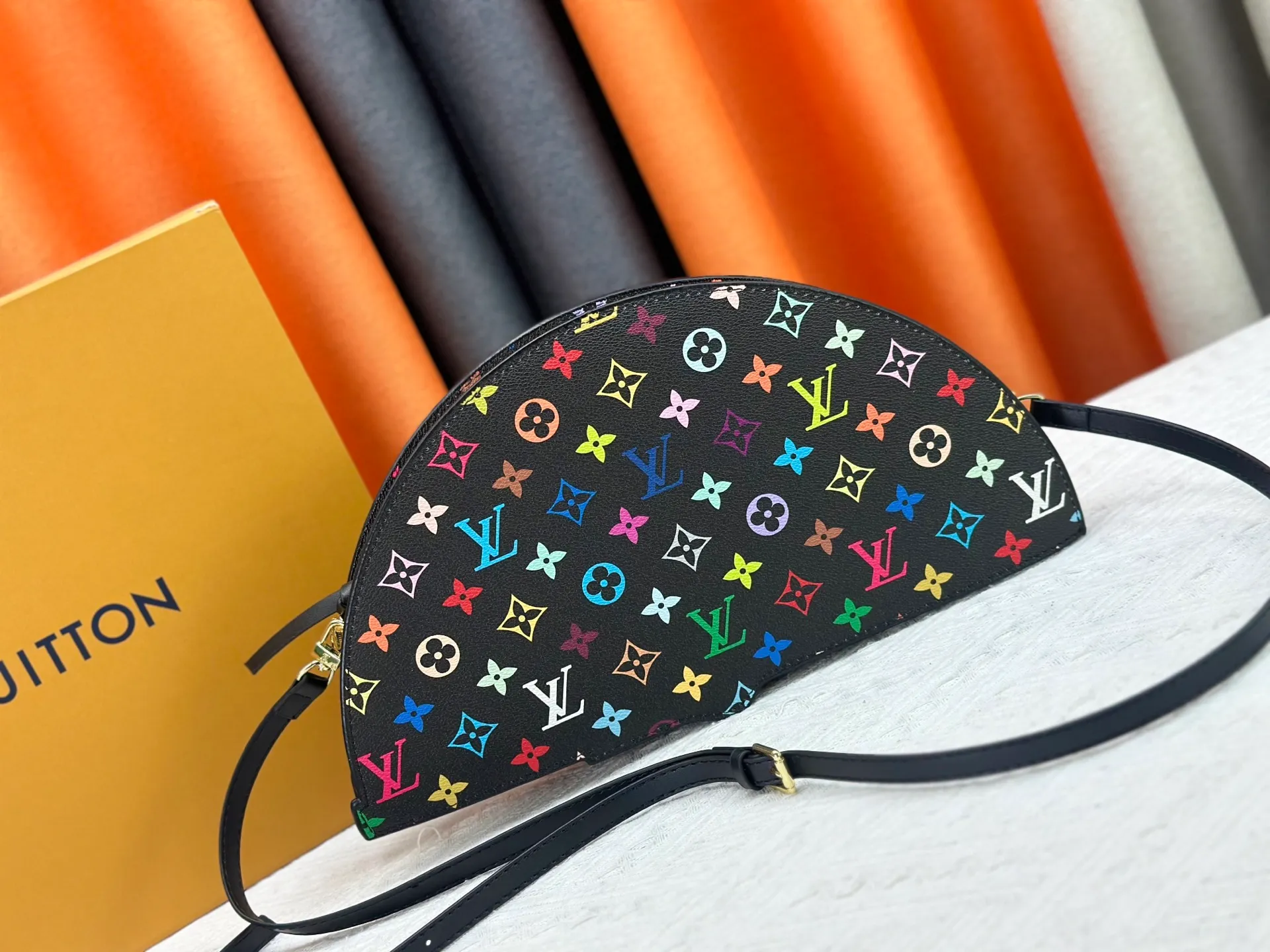 P400 upgrades the original M14804 LV Fan handbag, which is made of Monogram canvas. It debuts on the 2025 spring and summer show with a unique design, making it a collector's choice. The leather is embellished with Monogram floral details and can be carried by hand or on the shoulder.  Dimensions: 𝟑𝟕.𝟎 𝐱 𝟏𝟗.𝟎 𝐱 𝟔.𝟎 cm (Length 𝐱 Height 𝐱 Width)