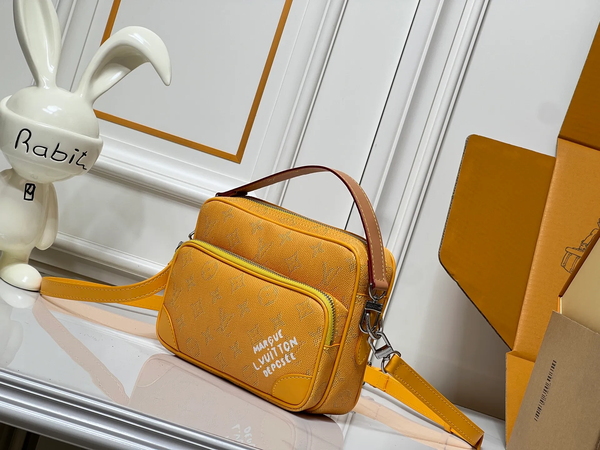 Batch 280💰Upgraded from the original M13987 M14016 M14988 M26068 M15296 M14682 M27232 This Nil handbag shines with the elegant luster of cow leather, and uses beaded rivets to fix the Louis Vuitton Paris patch on the front. The side lock buckle highlights the urban style, and the main compartment zipper pull is embellished with LV lettering. Dimensions: 25.0 x 17.5 x 11.0 cm (length x height x width)