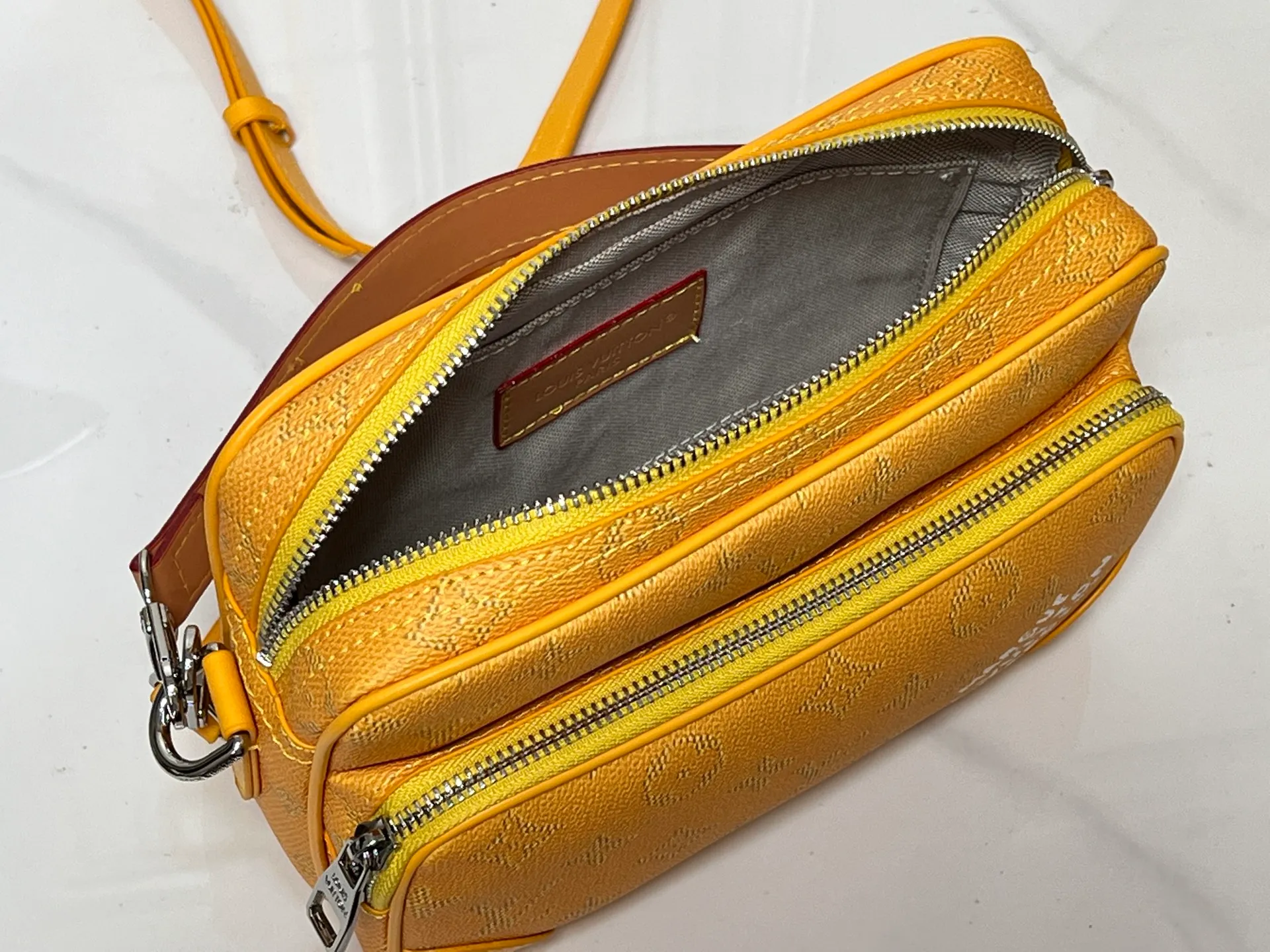 Batch 280💰Upgraded from the original M13987 M14016 M14988 M26068 M15296 M14682 M27232 This Nil handbag shines with the elegant luster of cow leather, and uses beaded rivets to fix the Louis Vuitton Paris patch on the front. The side lock buckle highlights the urban style, and the main compartment zipper pull is embellished with LV lettering. Dimensions: 25.0 x 17.5 x 11.0 cm (length x height x width)