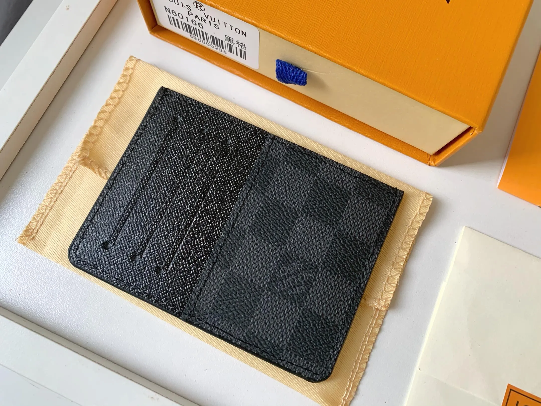 💰80 💎Card Holder Neo Card Holder made of Monogram Macassar canvas is the first choice for carrying important cards. Black leather trim makes the classic Louis Vuitton pattern even more eye-catching. Model: M60166. Size: 7.5*12