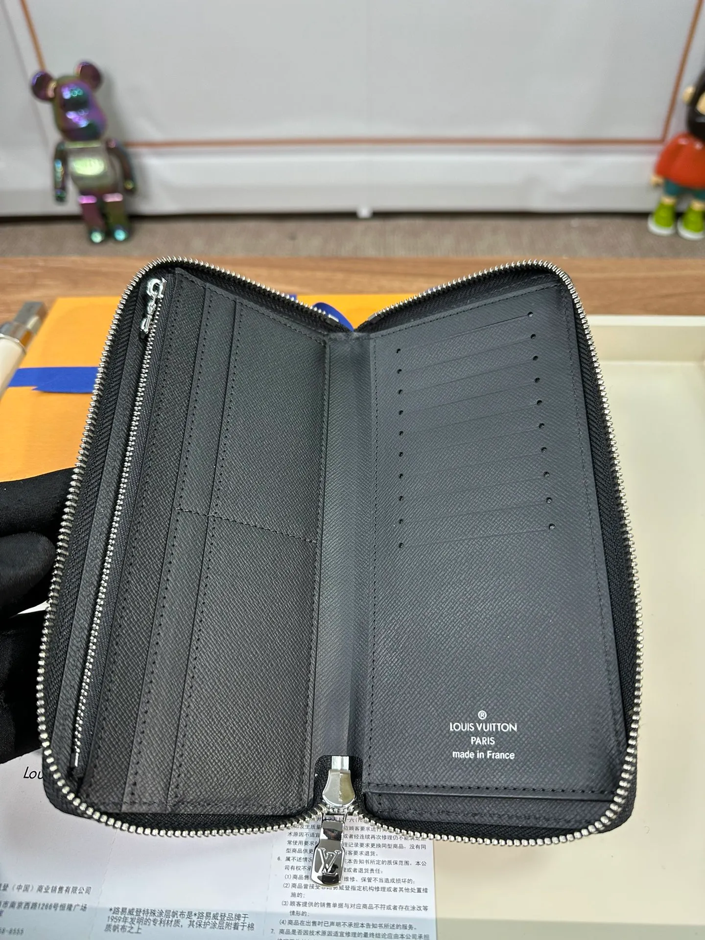 P840 N63095 [Special genuine product] This Louis Vuitton Zippy vertical zipper wallet is made of canvas. It is fashionable and practical, ideal for storing and carrying credit cards and cash. Sturdy wraparound zipper construction with multiple credit card slots, a zippered coin pocket and compartments for bills and bills. 10.0x20.0x2.0cm