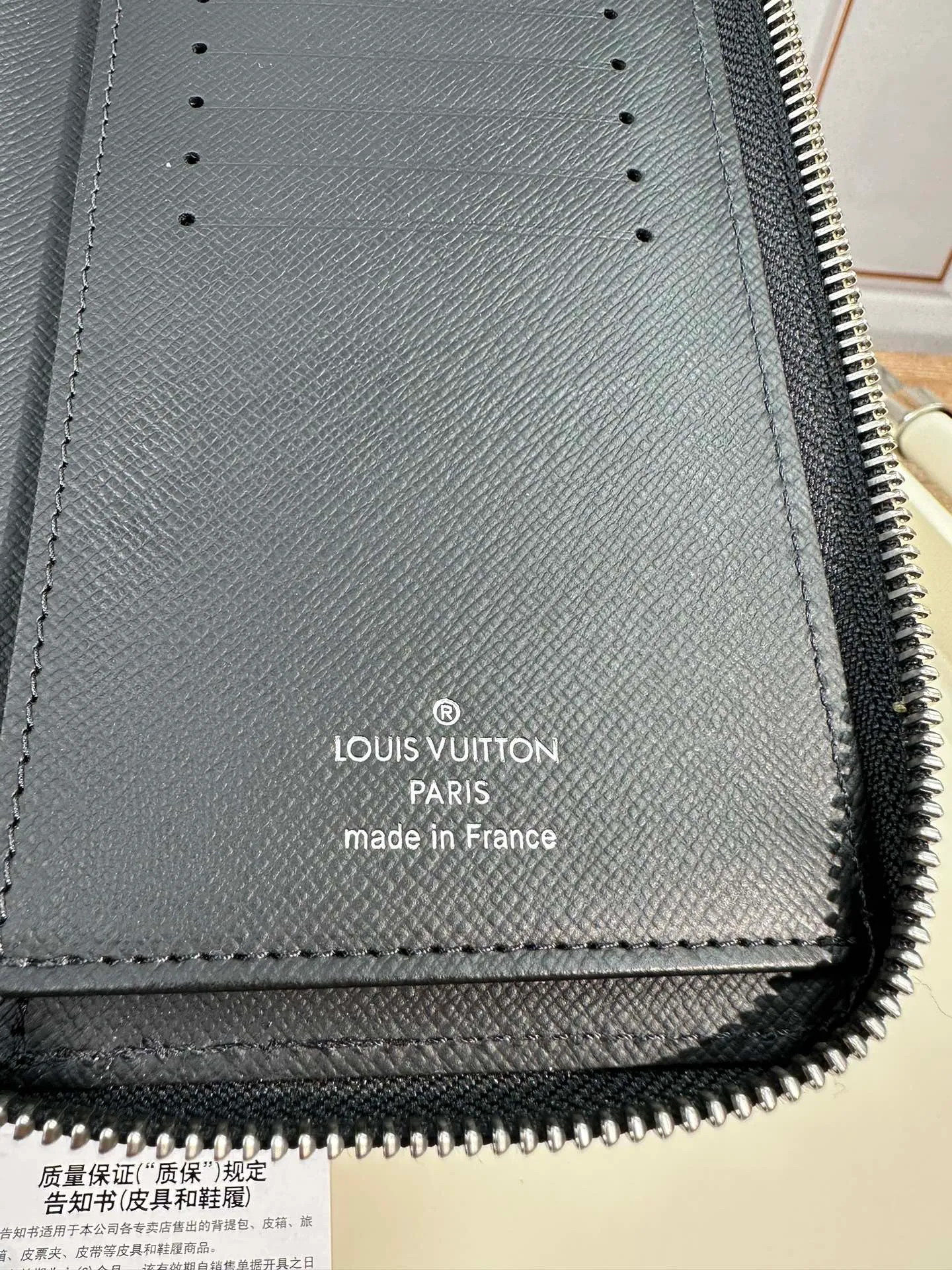 P840 N63095 [Special genuine product] This Louis Vuitton Zippy vertical zipper wallet is made of canvas. It is fashionable and practical, ideal for storing and carrying credit cards and cash. Sturdy wraparound zipper construction with multiple credit card slots, a zippered coin pocket and compartments for bills and bills. 10.0x20.0x2.0cm