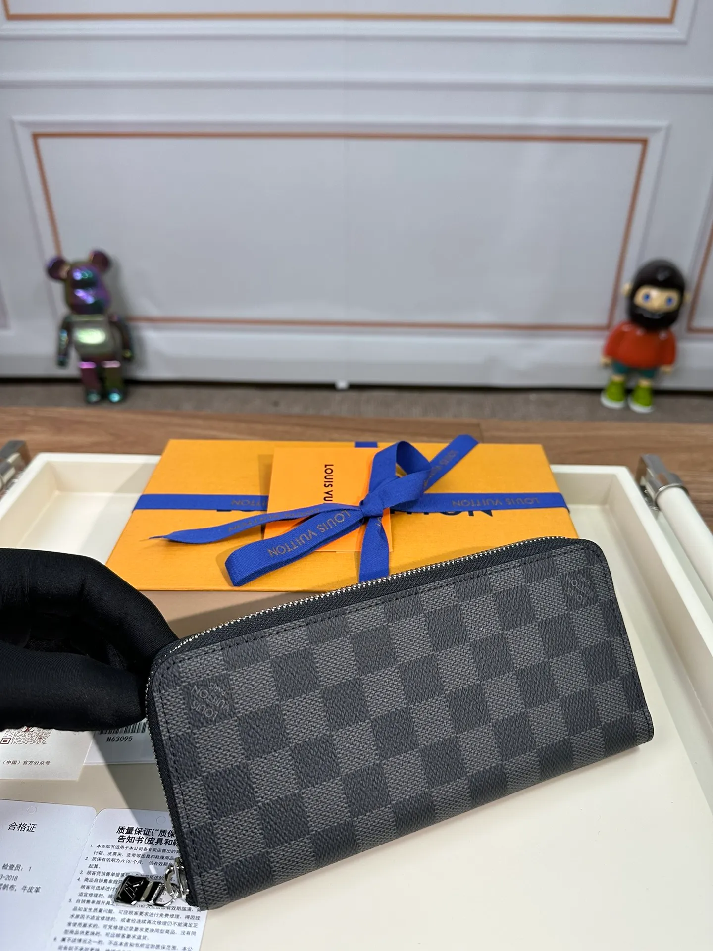 P840 N63095 [Special genuine product] This Louis Vuitton Zippy vertical zipper wallet is made of canvas. It is fashionable and practical, ideal for storing and carrying credit cards and cash. Sturdy wraparound zipper construction with multiple credit card slots, a zippered coin pocket and compartments for bills and bills. 10.0x20.0x2.0cm