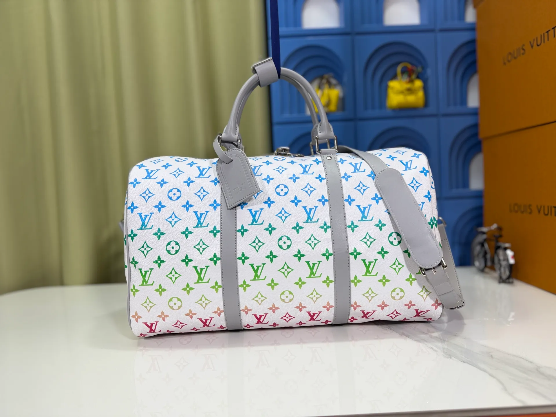 P340 M41418 M13915 upgraded original version new "louis vuitton" Iv travel bag louis vuitton Spacious capacity and adjustable shoulder straps are suitable for work, leisure or travel. High-definition hardware logo and interior compartments! Special lining. Smooth zipper, exquisite workmanship, every detail is in place! A must-have for men. Size: 45x27x20cm