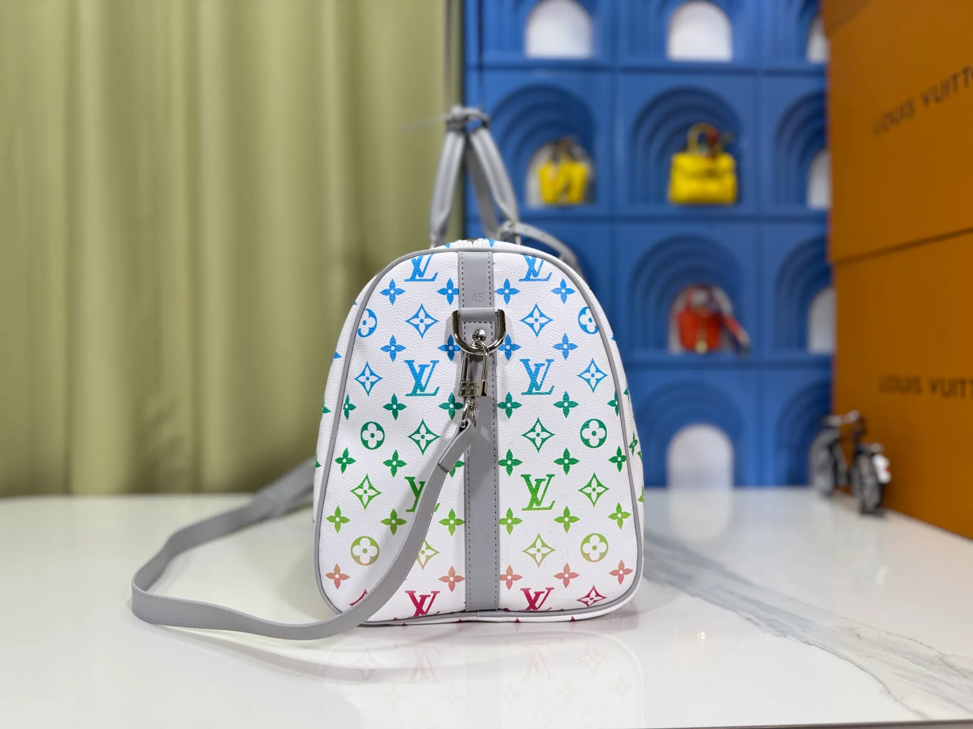 P340 M41418 M13915 upgraded original version new "louis vuitton" Iv travel bag louis vuitton Spacious capacity and adjustable shoulder straps are suitable for work, leisure or travel. High-definition hardware logo and interior compartments! Special lining. Smooth zipper, exquisite workmanship, every detail is in place! A must-have for men. Size: 45x27x20cm