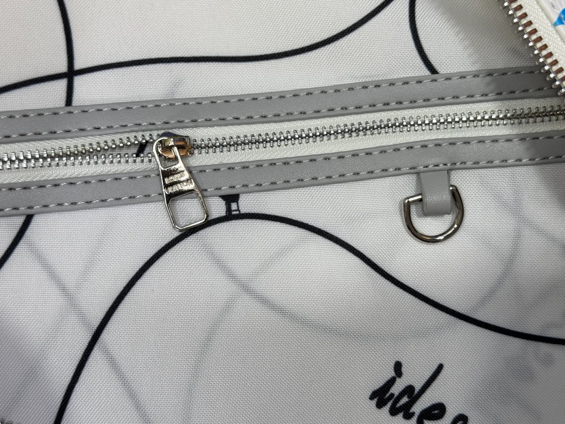 P340 M41418 M13915 upgraded original version new "louis vuitton" Iv travel bag louis vuitton Spacious capacity and adjustable shoulder straps are suitable for work, leisure or travel. High-definition hardware logo and interior compartments! Special lining. Smooth zipper, exquisite workmanship, every detail is in place! A must-have for men. Size: 45x27x20cm