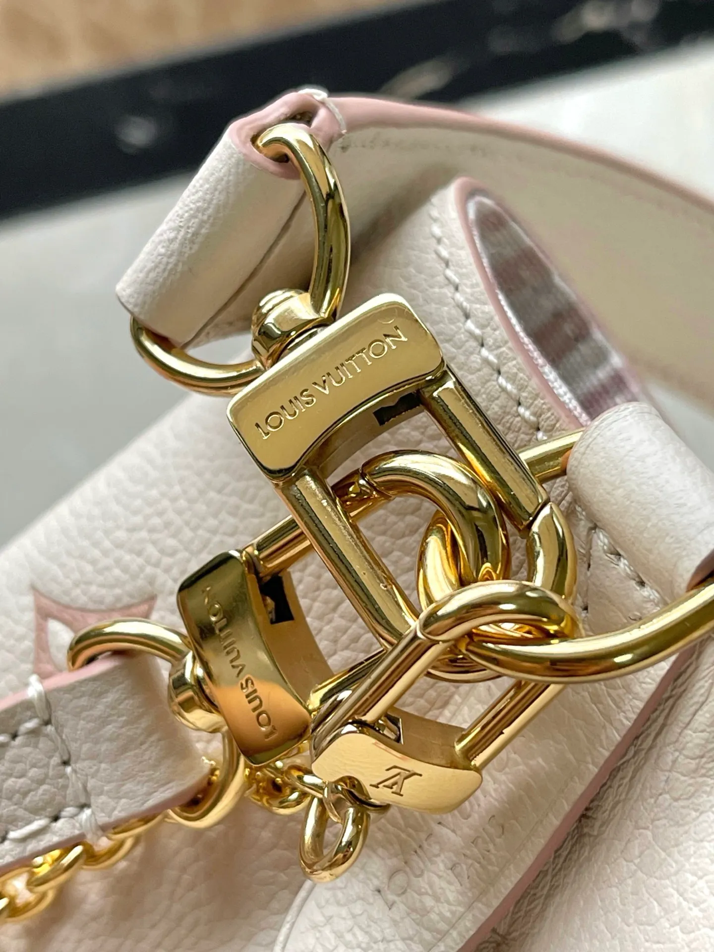 💰1280 (top layer leather) top original order M14401 This NeoNoe medium handbag uses classic Monogram Empreinte leather to interpret the aesthetics of the same color, and uses dazzling chain decoration to release the new ideas of the season. The neat interior is equipped with multiple compartments and a removable storage bag for convenient storage of small items. Dimensions: 26 × 26 × 17.5 cm