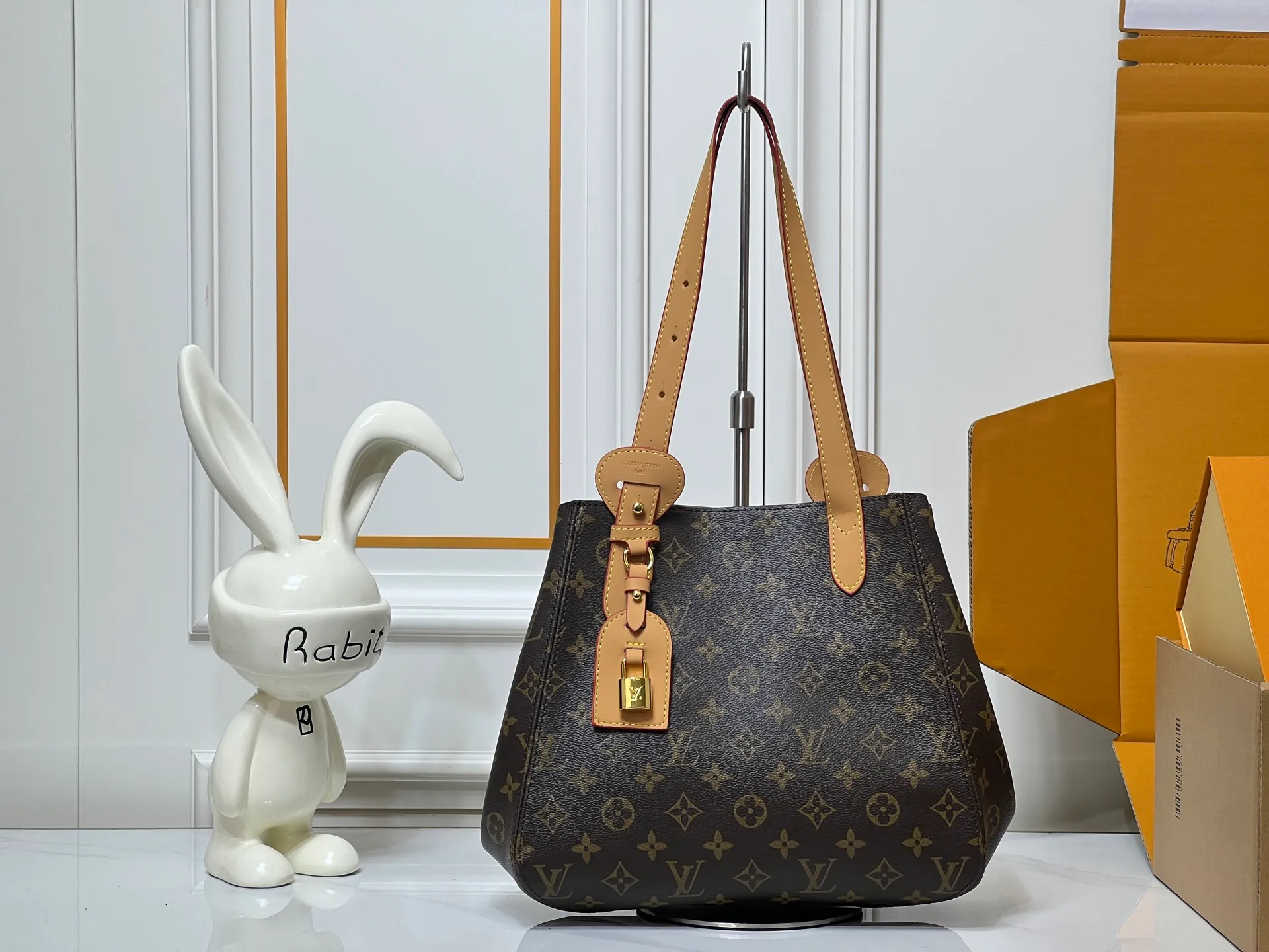 Batch 280💰Small size M25858 Black M25890 Gray Presbyopia This All In One small handbag expands the capacity definition of the All-In series and can be transformed into a rounded Hobo handbag or an open tote bag, making it easy to carry daily needs. Monogram Empreinte leather bag with dazzling metal parts, LV padlock and nameplate highlight the exquisite details. 40.0x22.0x15.0 cm (Length x Height