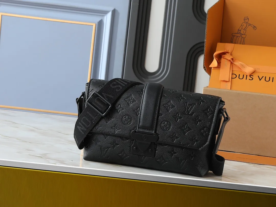 💰260💰Upgraded from the original M46794 M23741. This S-Cape messenger bag is made of Monogram black Taurillon leather. The novel opening and closing design traces back to the S-lock created by Georges Vuitton in 1886. The wide, adjustable jacquard strap woven with the Louis Vuitton logo allows for shoulder or cross-body wear. Dimensions: 28 x 16 x 10 cm (length x height x width)