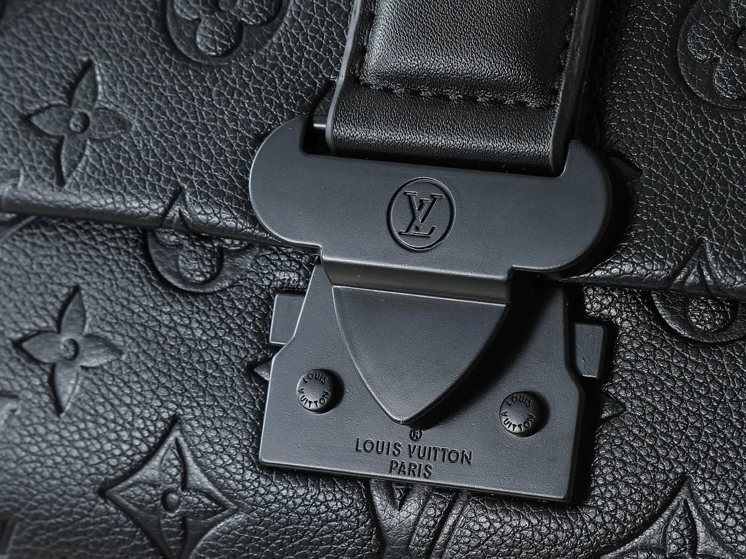 💰260💰Upgraded from the original M46794 M23741. This S-Cape messenger bag is made of Monogram black Taurillon leather. The novel opening and closing design traces back to the S-lock created by Georges Vuitton in 1886. The wide, adjustable jacquard strap woven with the Louis Vuitton logo allows for shoulder or cross-body wear. Dimensions: 28 x 16 x 10 cm (length x height x width)
