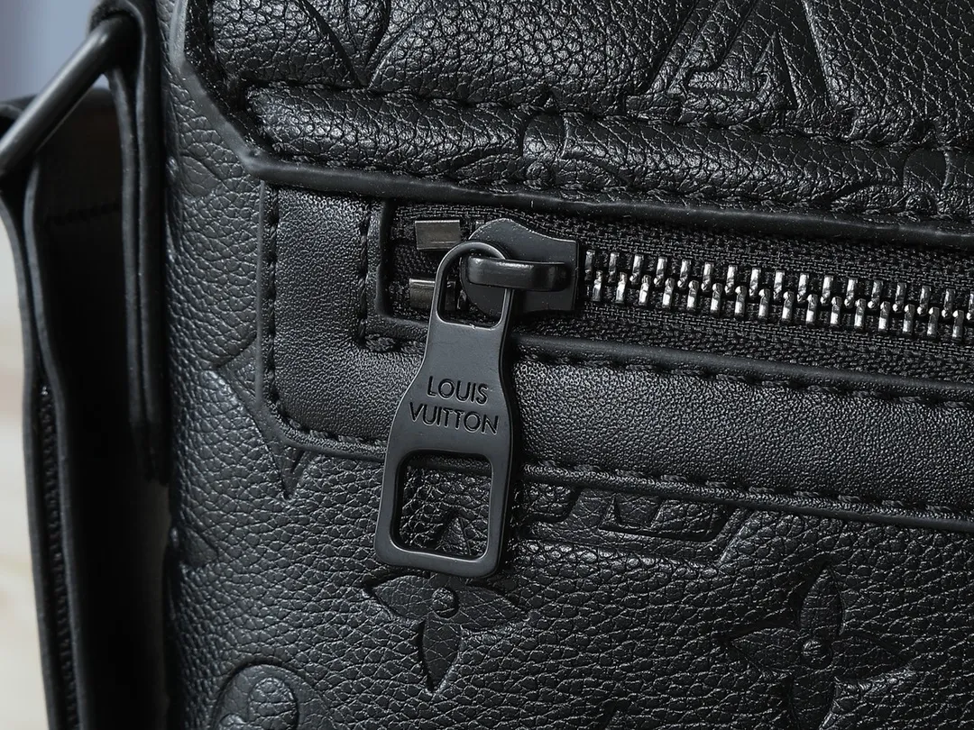 💰260💰Upgraded from the original M46794 M23741. This S-Cape messenger bag is made of Monogram black Taurillon leather. The novel opening and closing design traces back to the S-lock created by Georges Vuitton in 1886. The wide, adjustable jacquard strap woven with the Louis Vuitton logo allows for shoulder or cross-body wear. Dimensions: 28 x 16 x 10 cm (length x height x width)