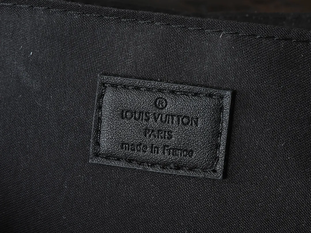 💰260💰Upgraded from the original M46794 M23741. This S-Cape messenger bag is made of Monogram black Taurillon leather. The novel opening and closing design traces back to the S-lock created by Georges Vuitton in 1886. The wide, adjustable jacquard strap woven with the Louis Vuitton logo allows for shoulder or cross-body wear. Dimensions: 28 x 16 x 10 cm (length x height x width)