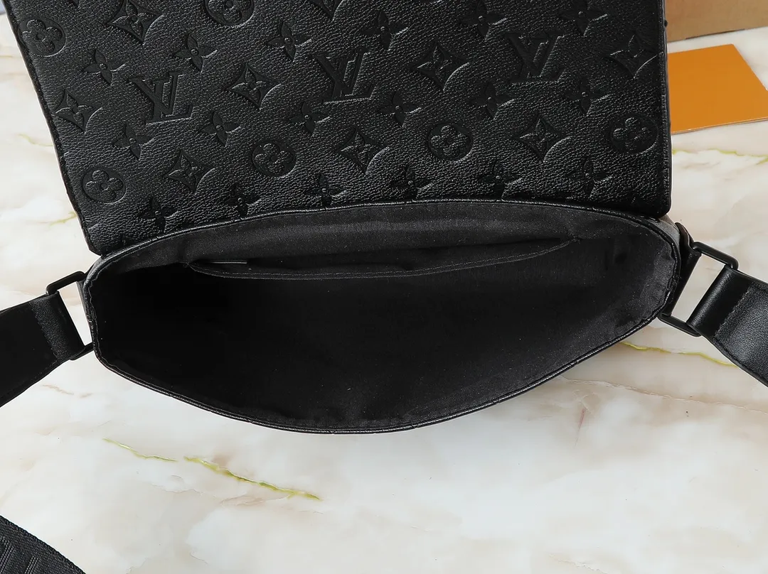 💰260💰Upgraded from the original M46794 M23741. This S-Cape messenger bag is made of Monogram black Taurillon leather. The novel opening and closing design traces back to the S-lock created by Georges Vuitton in 1886. The wide, adjustable jacquard strap woven with the Louis Vuitton logo allows for shoulder or cross-body wear. Dimensions: 28 x 16 x 10 cm (length x height x width)