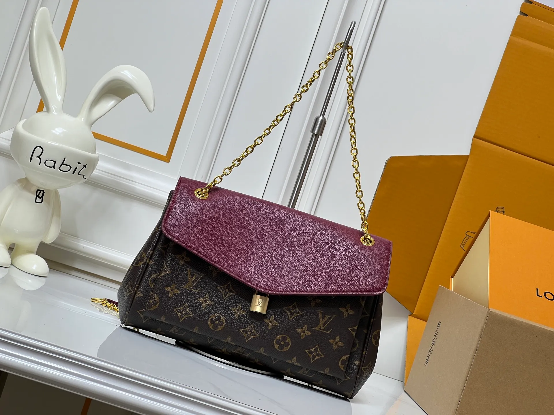 💰320 M26285 black M27065 brown Saint-Germain PM handbag comes from the elegant Paris neighborhood. She is known by this name as an inspiration. This elegant single-frame canvas and leather model features a gold-tone chain and iconic LV padlock, a nod to Louis Vuitton's historic suitcases. The size is ideal for all essentials. With the external drawer, cards or keys can be taken with you wherever you go. The chain can be worn diagonally across the body or over the shoulder, and the bag can also be carried in the hand. Dimensions: 30.5 x 21 x 12.5 cm (length x height x width)