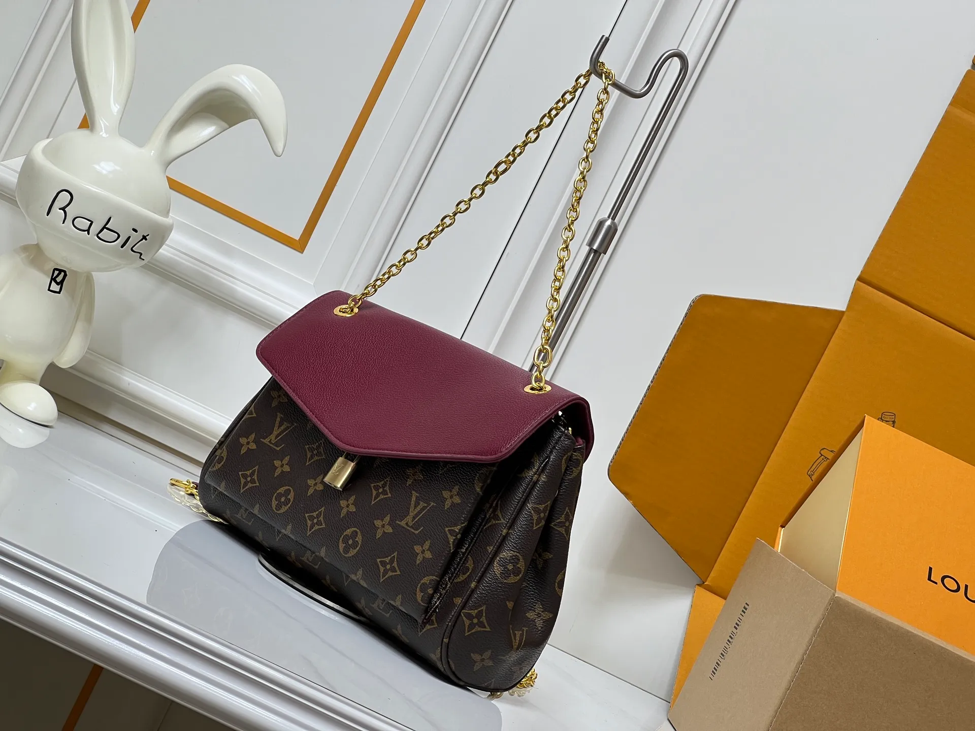 💰320 M26285 black M27065 brown Saint-Germain PM handbag comes from the elegant Paris neighborhood. She is known by this name as an inspiration. This elegant single-frame canvas and leather model features a gold-tone chain and iconic LV padlock, a nod to Louis Vuitton's historic suitcases. The size is ideal for all essentials. With the external drawer, cards or keys can be taken with you wherever you go. The chain can be worn diagonally across the body or over the shoulder, and the bag can also be carried in the hand. Dimensions: 30.5 x 21 x 12.5 cm (length x height x width)