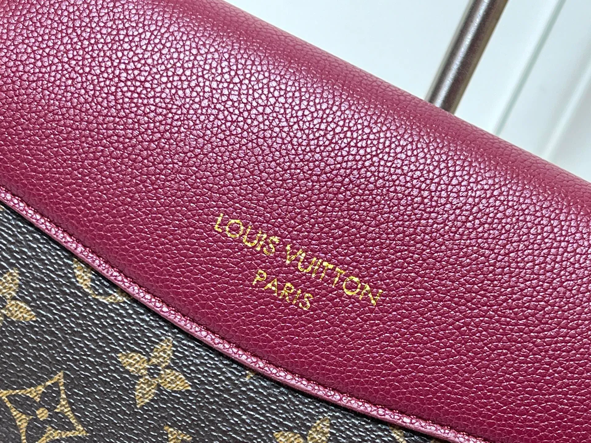 💰320 M26285 black M27065 brown Saint-Germain PM handbag comes from the elegant Paris neighborhood. She is known by this name as an inspiration. This elegant single-frame canvas and leather model features a gold-tone chain and iconic LV padlock, a nod to Louis Vuitton's historic suitcases. The size is ideal for all essentials. With the external drawer, cards or keys can be taken with you wherever you go. The chain can be worn diagonally across the body or over the shoulder, and the bag can also be carried in the hand. Dimensions: 30.5 x 21 x 12.5 cm (length x height x width)