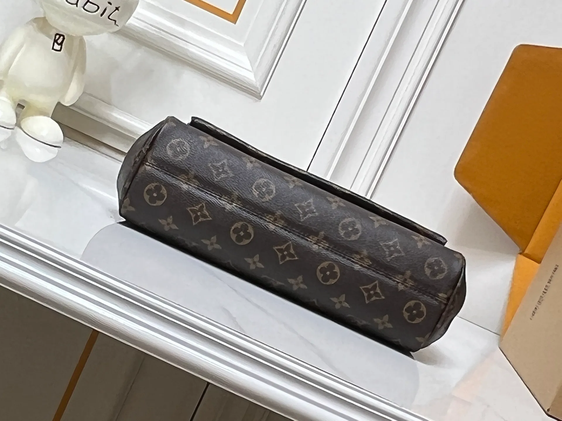 💰320 M26285 black M27065 brown Saint-Germain PM handbag comes from the elegant Paris neighborhood. She is known by this name as an inspiration. This elegant single-frame canvas and leather model features a gold-tone chain and iconic LV padlock, a nod to Louis Vuitton's historic suitcases. The size is ideal for all essentials. With the external drawer, cards or keys can be taken with you wherever you go. The chain can be worn diagonally across the body or over the shoulder, and the bag can also be carried in the hand. Dimensions: 30.5 x 21 x 12.5 cm (length x height x width)