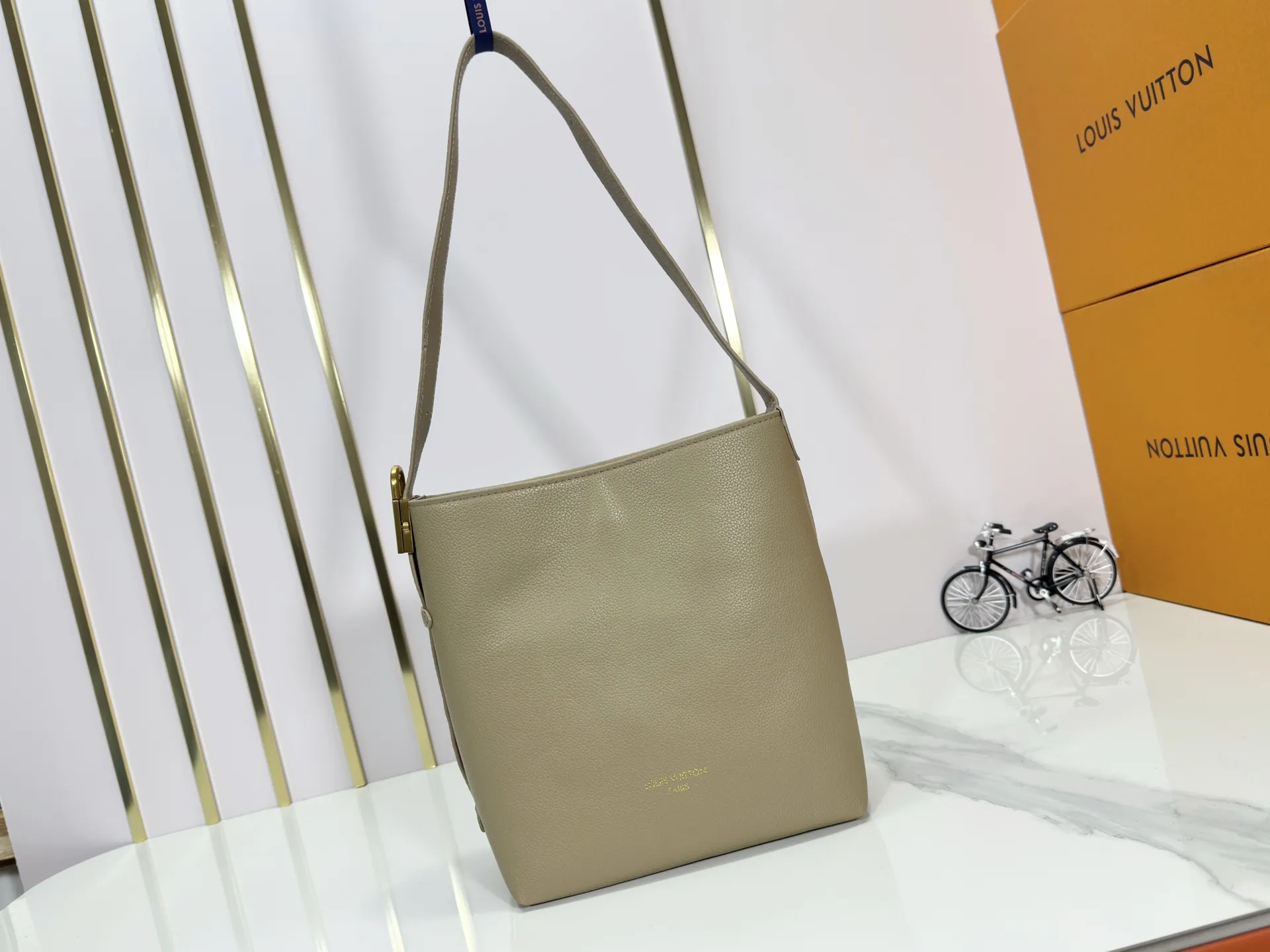 P240 Upgraded original (imitation original) M24988 M24974 M24856 M25022 M25352 M25353 M12982 M14265 M25354 This Low Key Hobo handbag is made of smooth cow leather with suede cow leather lining. It can accommodate short wallets, large smartphones, keys and other small items. The shoulder strap is adjustable with a padlock buckle, and a removable Monogram canvas zippered interior pocket keeps it organized. Dimensions: 24.0 x 28.0 x 16.0 cm (length x height x width)