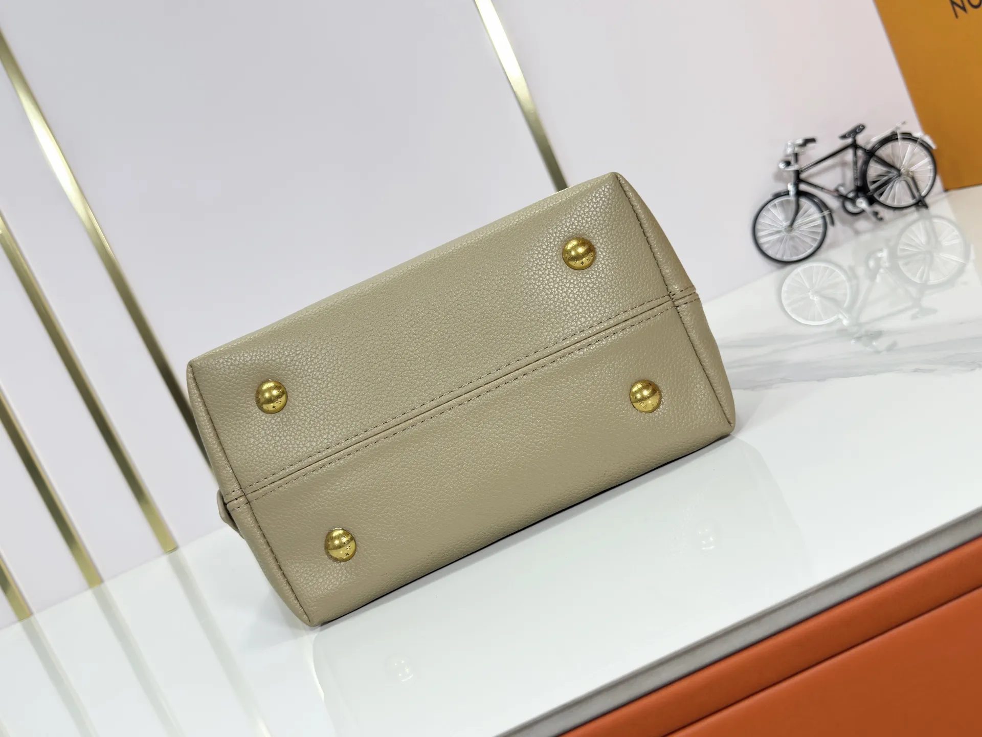 P240 Upgraded original (imitation original) M24988 M24974 M24856 M25022 M25352 M25353 M12982 M14265 M25354 This Low Key Hobo handbag is made of smooth cow leather with suede cow leather lining. It can accommodate short wallets, large smartphones, keys and other small items. The shoulder strap is adjustable with a padlock buckle, and a removable Monogram canvas zippered interior pocket keeps it organized. Dimensions: 24.0 x 28.0 x 16.0 cm (length x height x width)
