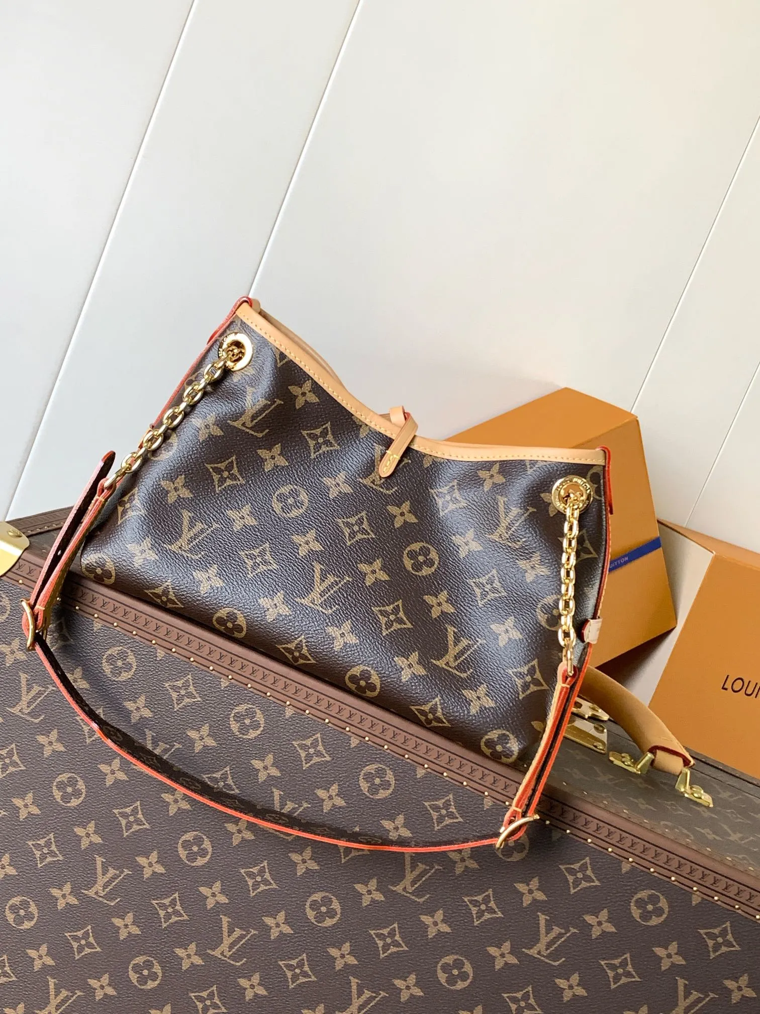 💰800 top original order, transcoding chip M13014 This CarryAll BB handbag is made of Monogram canvas, and the dazzling chain is embellished with Monogram flowers, lighting up day and night occasions with a trendy look. A leather name tag complements the lace-up closure, and an interior zippered pocket provides easy access to your credit cards.  17 x 10 x 26 厘米  (高 x 宽 x 长度) Monogram 涂层帆布 牛皮革饰边 织物内衬 金属件 系带和磁扣开合 拉链内贴袋 名牌 可收纳智能手机、钥匙、Zippy 钱夹和耳机 肩带：不可拆卸，可调节 包带半长：40.0 厘米 包带半长可调至：50.0 厘米 手柄：单手柄，可拆卸