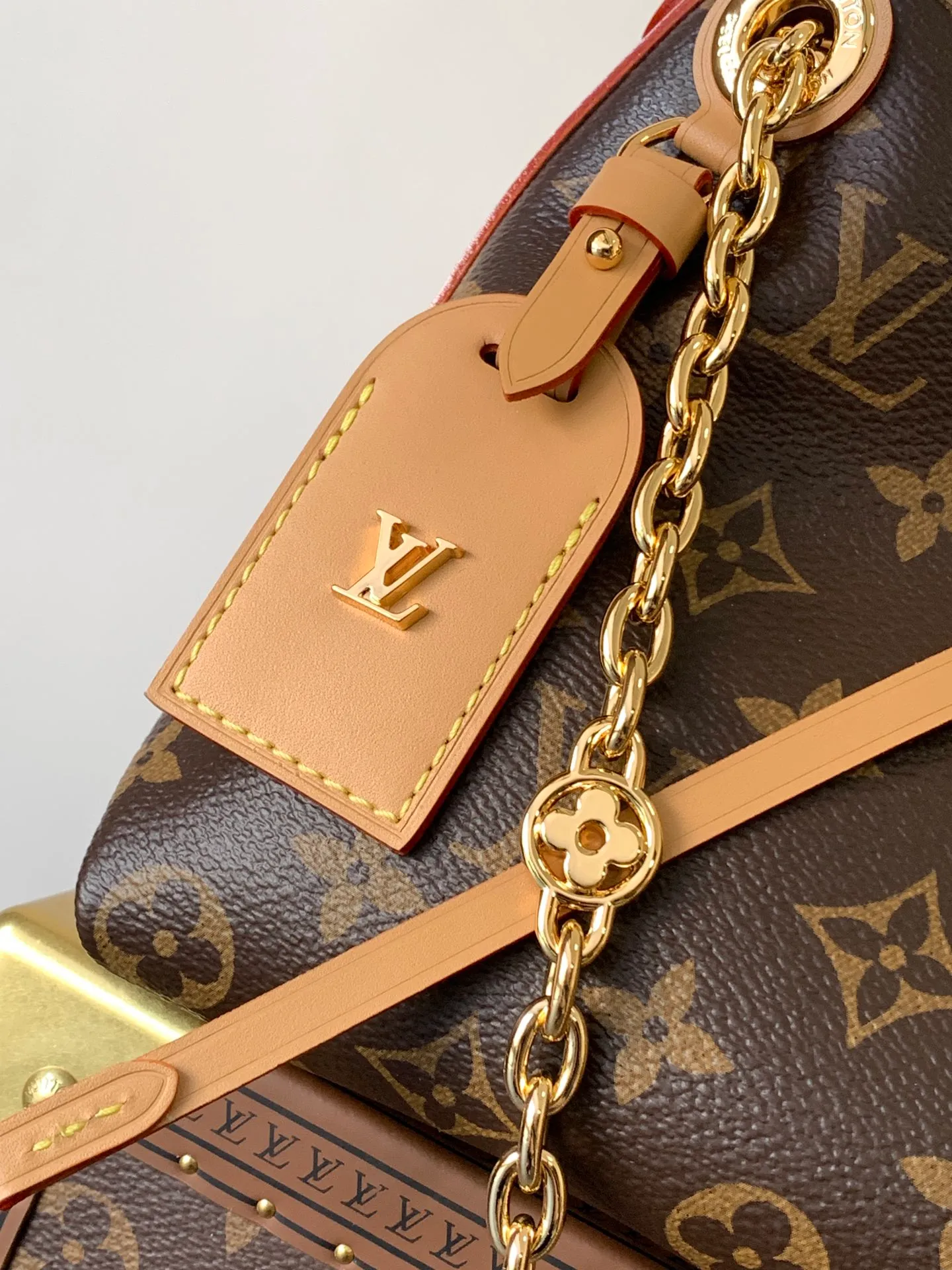 💰800 top original order, transcoding chip M13014 This CarryAll BB handbag is made of Monogram canvas, and the dazzling chain is embellished with Monogram flowers, lighting up day and night occasions with a trendy look. A leather name tag complements the lace-up closure, and an interior zippered pocket provides easy access to your credit cards.  17 x 10 x 26 厘米  (高 x 宽 x 长度) Monogram 涂层帆布 牛皮革饰边 织物内衬 金属件 系带和磁扣开合 拉链内贴袋 名牌 可收纳智能手机、钥匙、Zippy 钱夹和耳机 肩带：不可拆卸，可调节 包带半长：40.0 厘米 包带半长可调至：50.0 厘米 手柄：单手柄，可拆卸