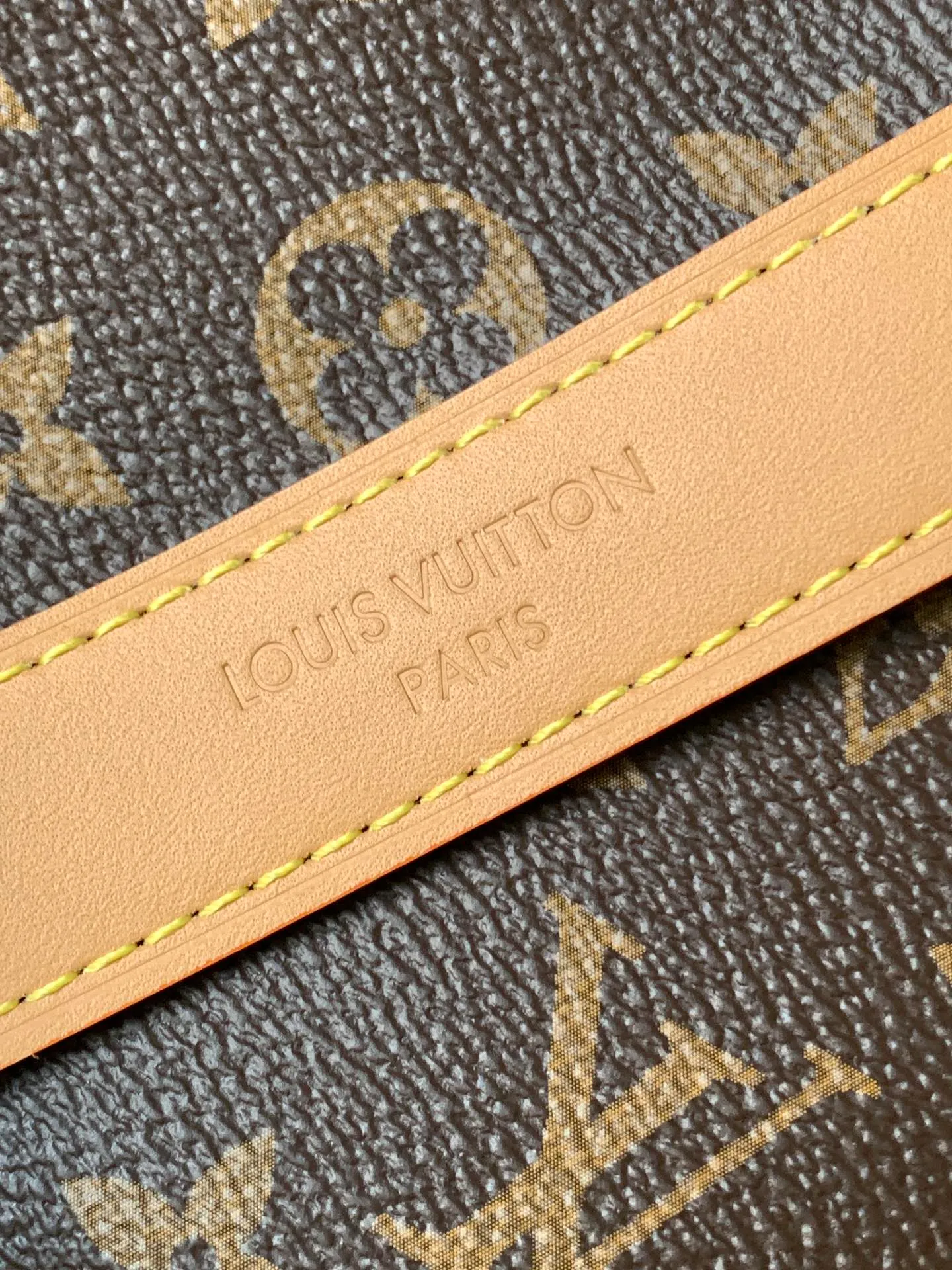 💰800 top original order, transcoding chip M13014 This CarryAll BB handbag is made of Monogram canvas, and the dazzling chain is embellished with Monogram flowers, lighting up day and night occasions with a trendy look. A leather name tag complements the lace-up closure, and an interior zippered pocket provides easy access to your credit cards.  17 x 10 x 26 厘米  (高 x 宽 x 长度) Monogram 涂层帆布 牛皮革饰边 织物内衬 金属件 系带和磁扣开合 拉链内贴袋 名牌 可收纳智能手机、钥匙、Zippy 钱夹和耳机 肩带：不可拆卸，可调节 包带半长：40.0 厘米 包带半长可调至：50.0 厘米 手柄：单手柄，可拆卸
