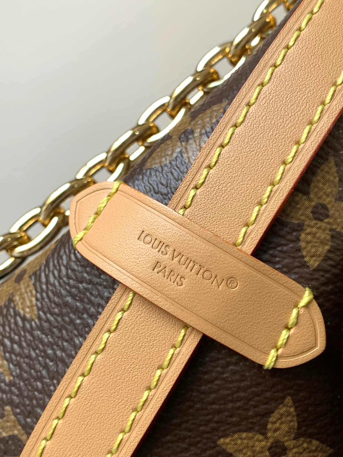 💰800 top original order, transcoding chip M13014 This CarryAll BB handbag is made of Monogram canvas, and the dazzling chain is embellished with Monogram flowers, lighting up day and night occasions with a trendy look. A leather name tag complements the lace-up closure, and an interior zippered pocket provides easy access to your credit cards.  17 x 10 x 26 厘米  (高 x 宽 x 长度) Monogram 涂层帆布 牛皮革饰边 织物内衬 金属件 系带和磁扣开合 拉链内贴袋 名牌 可收纳智能手机、钥匙、Zippy 钱夹和耳机 肩带：不可拆卸，可调节 包带半长：40.0 厘米 包带半长可调至：50.0 厘米 手柄：单手柄，可拆卸