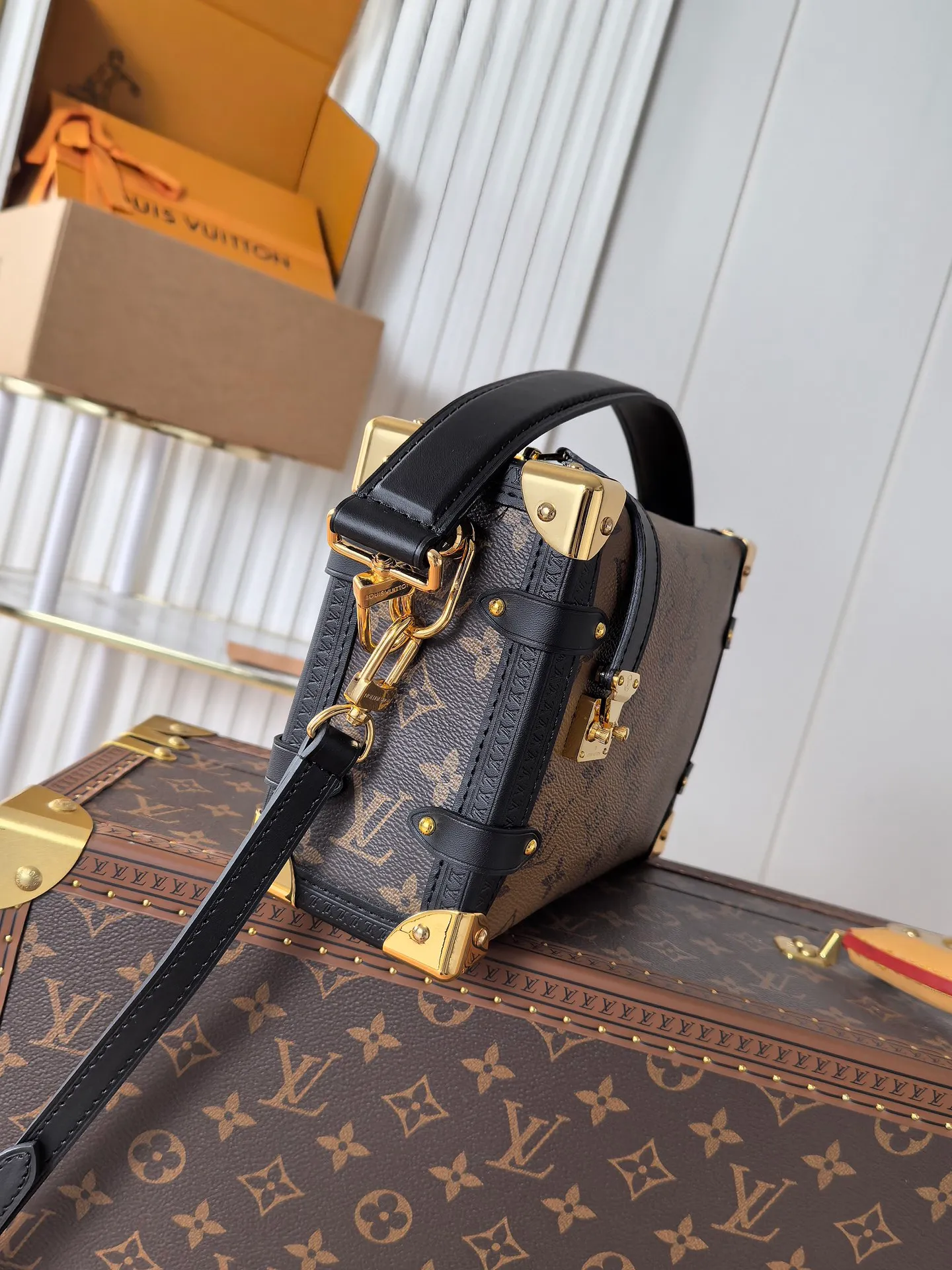 💰820💰 (Dynamic chip 163c01 top original order) M46358 M46815 M47139 Nicolas Ghesquière repeatedly explored Louis Vuitton’s trunk-making heritage to create this Side Trunk medium handbag. Monogram canvas is combined with leather trim, and the leather zipper puller creatively connects to the iconic S-lock, and the reinforced metal corners gather the eye. The wide handles and leather spaghetti strap are removable. Dimensions: 23.5 x 16.0 x 8.5 cm (length x height x width)