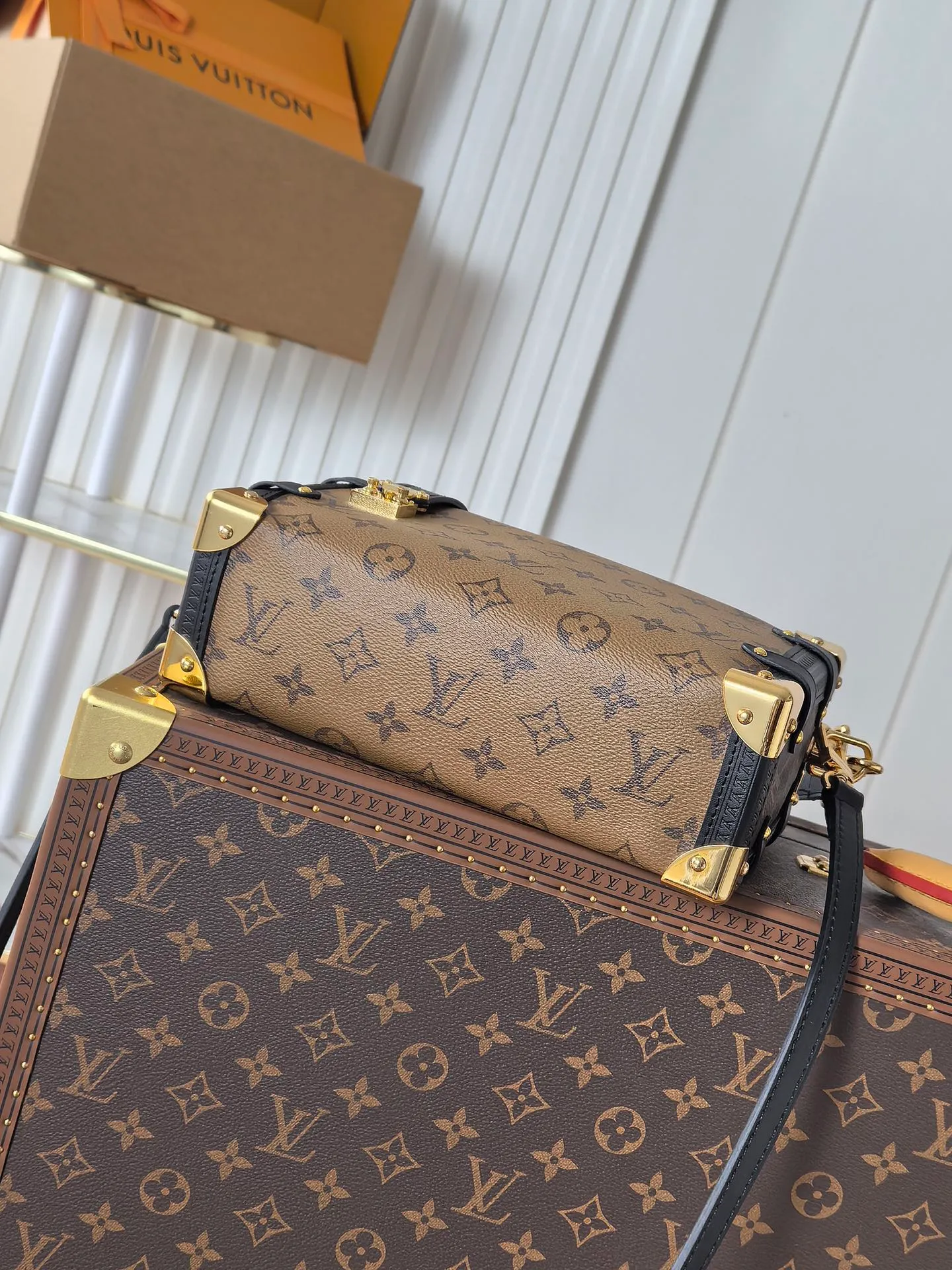 💰820💰 (Dynamic chip 163c01 top original order) M46358 M46815 M47139 Nicolas Ghesquière repeatedly explored Louis Vuitton’s trunk-making heritage to create this Side Trunk medium handbag. Monogram canvas is combined with leather trim, and the leather zipper puller creatively connects to the iconic S-lock, and the reinforced metal corners gather the eye. The wide handles and leather spaghetti strap are removable. Dimensions: 23.5 x 16.0 x 8.5 cm (length x height x width)