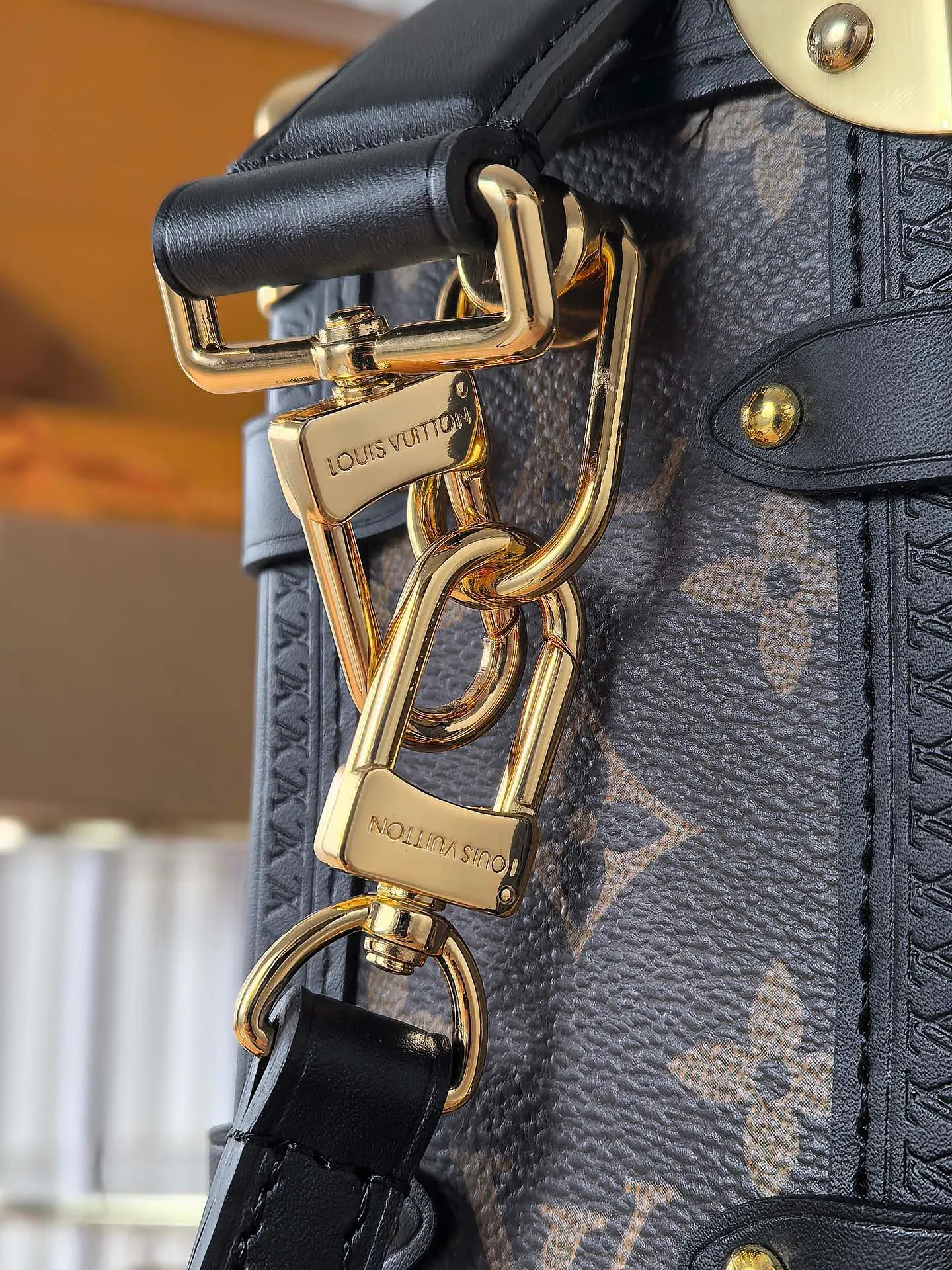 💰820💰 (Dynamic chip 163c01 top original order) M46358 M46815 M47139 Nicolas Ghesquière repeatedly explored Louis Vuitton’s trunk-making heritage to create this Side Trunk medium handbag. Monogram canvas is combined with leather trim, and the leather zipper puller creatively connects to the iconic S-lock, and the reinforced metal corners gather the eye. The wide handles and leather spaghetti strap are removable. Dimensions: 23.5 x 16.0 x 8.5 cm (length x height x width)