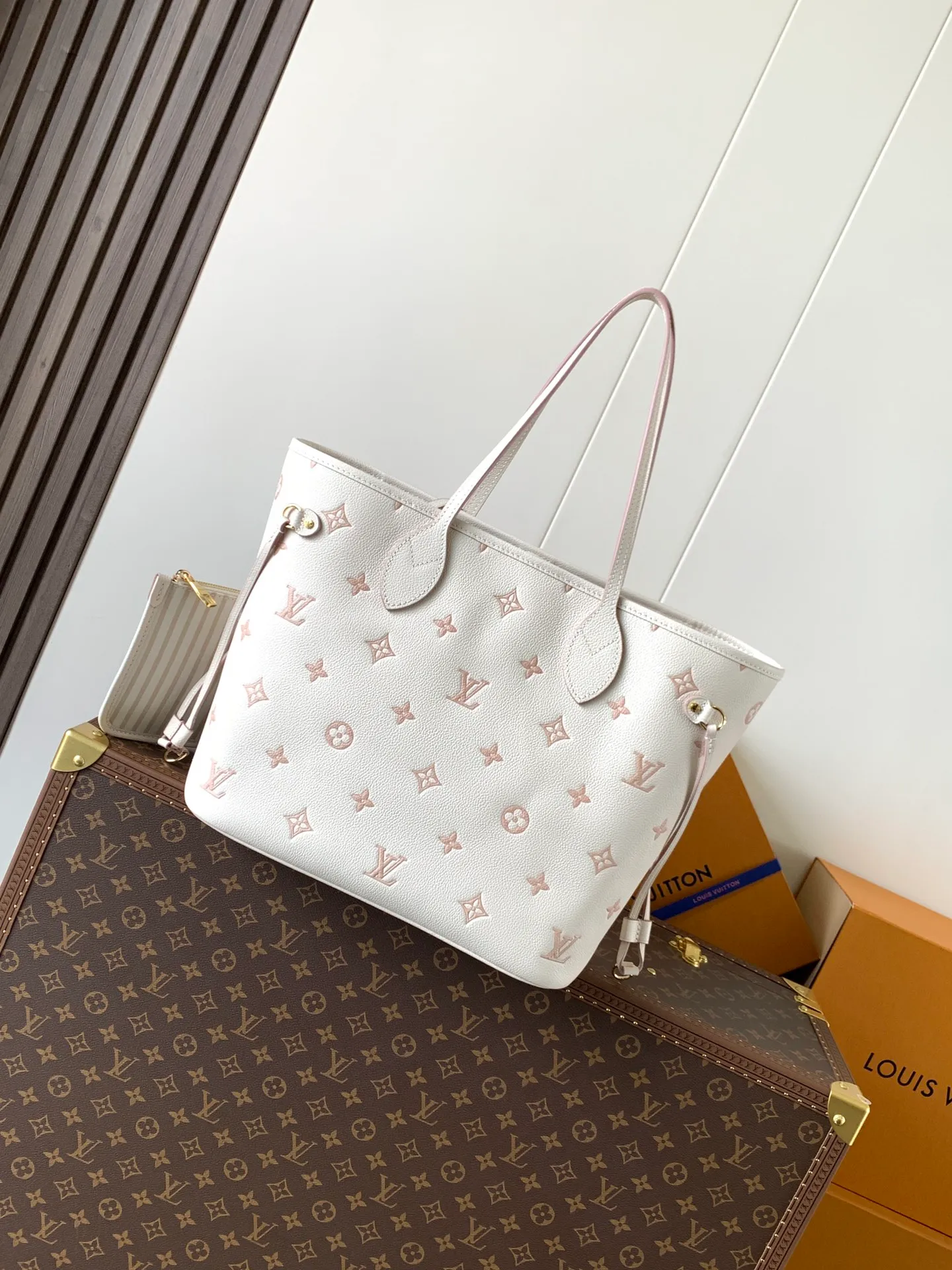 💰1260 (top layer leather) top original order, transcoding chip M14285 new printing M14319 milky apricot color M13758 taro gray M47143 blue M46482 haze blue M46599 jujube red M45685 black M45684 beige white M45686 gray M46516 vanilla M46514 blue gradient M46329 nude powder M45686 apricot print M46135 brown M14210 cherry blossom pink Neverfull medium shopping bag! Redesigned interior pockets feature fresh fabric linings and vintage details inspired by the archives, most notably the detachable zippered clutch, which can be used on its own as a sophisticated clutch or as an additional pocket. 32x29x17cm