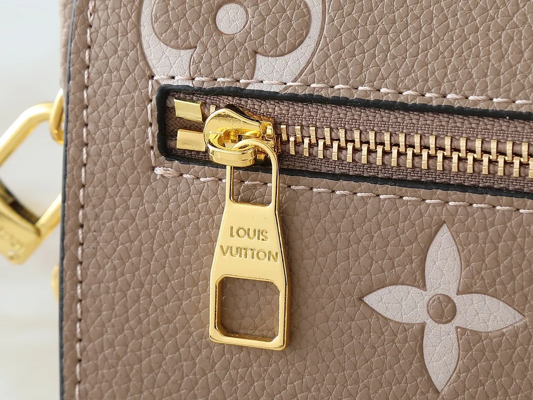 💰240💰Upgraded from the original M47045 M23940 M46595 M22942 M23081 M46596 M46279 This Pochette Métis East West handbag is made of Monogram Empreinte embossed leather, showing the fusion of brand style and modern elements. The traditional S-lock clasp and detachable short chain have a metallic sheen, and the sophisticated construction includes a neat interior and adjustable shoulder straps for easy urban mobility. Dimensions: 21.5 x 13.5 x 6.0 cm (length x height x width)