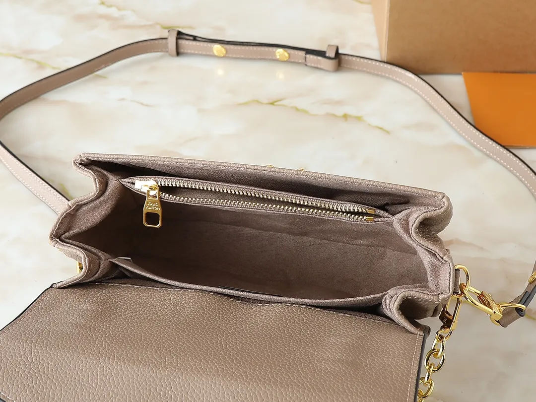 💰240💰Upgraded from the original M47045 M23940 M46595 M22942 M23081 M46596 M46279 This Pochette Métis East West handbag is made of Monogram Empreinte embossed leather, showing the fusion of brand style and modern elements. The traditional S-lock clasp and detachable short chain have a metallic sheen, and the sophisticated construction includes a neat interior and adjustable shoulder straps for easy urban mobility. Dimensions: 21.5 x 13.5 x 6.0 cm (length x height x width)