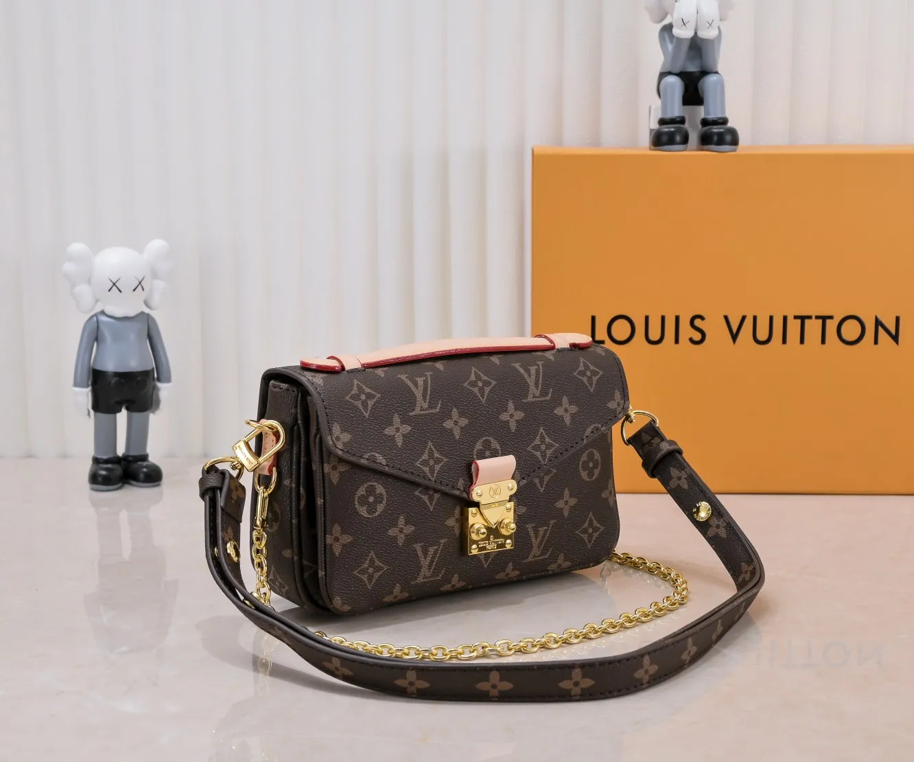 ¥280💰 Exclusive real shot-upgraded version ‼ ️M46279 presbyopia, yellow flower] LV messenger bag comes in small size. The East West Métis handbag adopts a fashionable shoulder bag shape and is full of trend. The compact bag is made from the brand's Monogram canvas, equipped with a chic S-lock closure and stylish top handles, and has a shiny polished surface. Versatile and spacious. The removable long shoulder strap makes it easy to carry on the shoulder or cross-body. It is a good companion for daily travel. Size 21.5x6x13.5cm