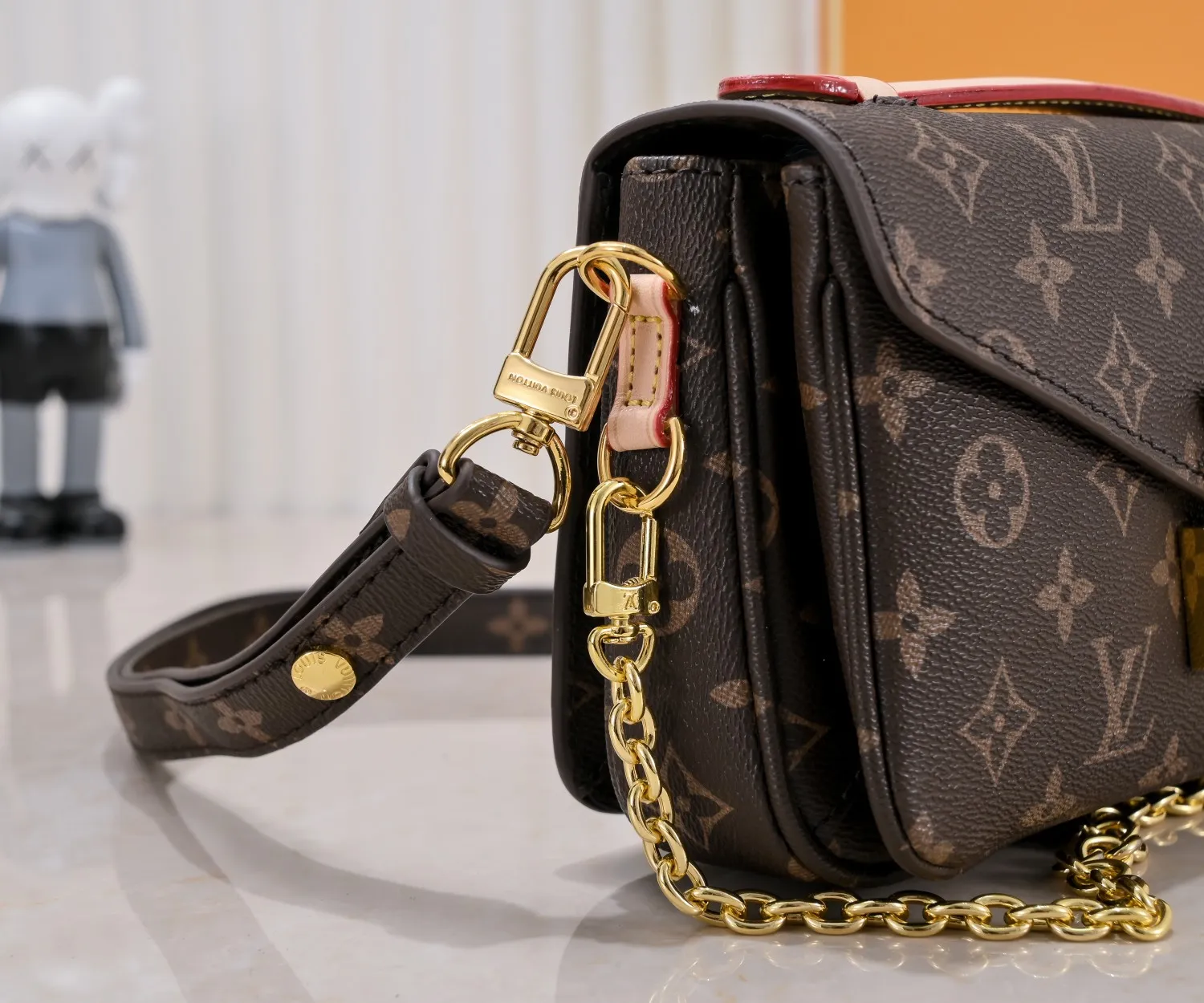 ¥280💰 Exclusive real shot-upgraded version ‼ ️M46279 presbyopia, yellow flower] LV messenger bag comes in small size. The East West Métis handbag adopts a fashionable shoulder bag shape and is full of trend. The compact bag is made from the brand's Monogram canvas, equipped with a chic S-lock closure and stylish top handles, and has a shiny polished surface. Versatile and spacious. The removable long shoulder strap makes it easy to carry on the shoulder or cross-body. It is a good companion for daily travel. Size 21.5x6x13.5cm