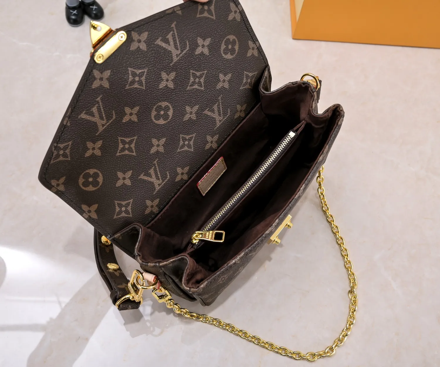 ¥280💰 Exclusive real shot-upgraded version ‼ ️M46279 presbyopia, yellow flower] LV messenger bag comes in small size. The East West Métis handbag adopts a fashionable shoulder bag shape and is full of trend. The compact bag is made from the brand's Monogram canvas, equipped with a chic S-lock closure and stylish top handles, and has a shiny polished surface. Versatile and spacious. The removable long shoulder strap makes it easy to carry on the shoulder or cross-body. It is a good companion for daily travel. Size 21.5x6x13.5cm