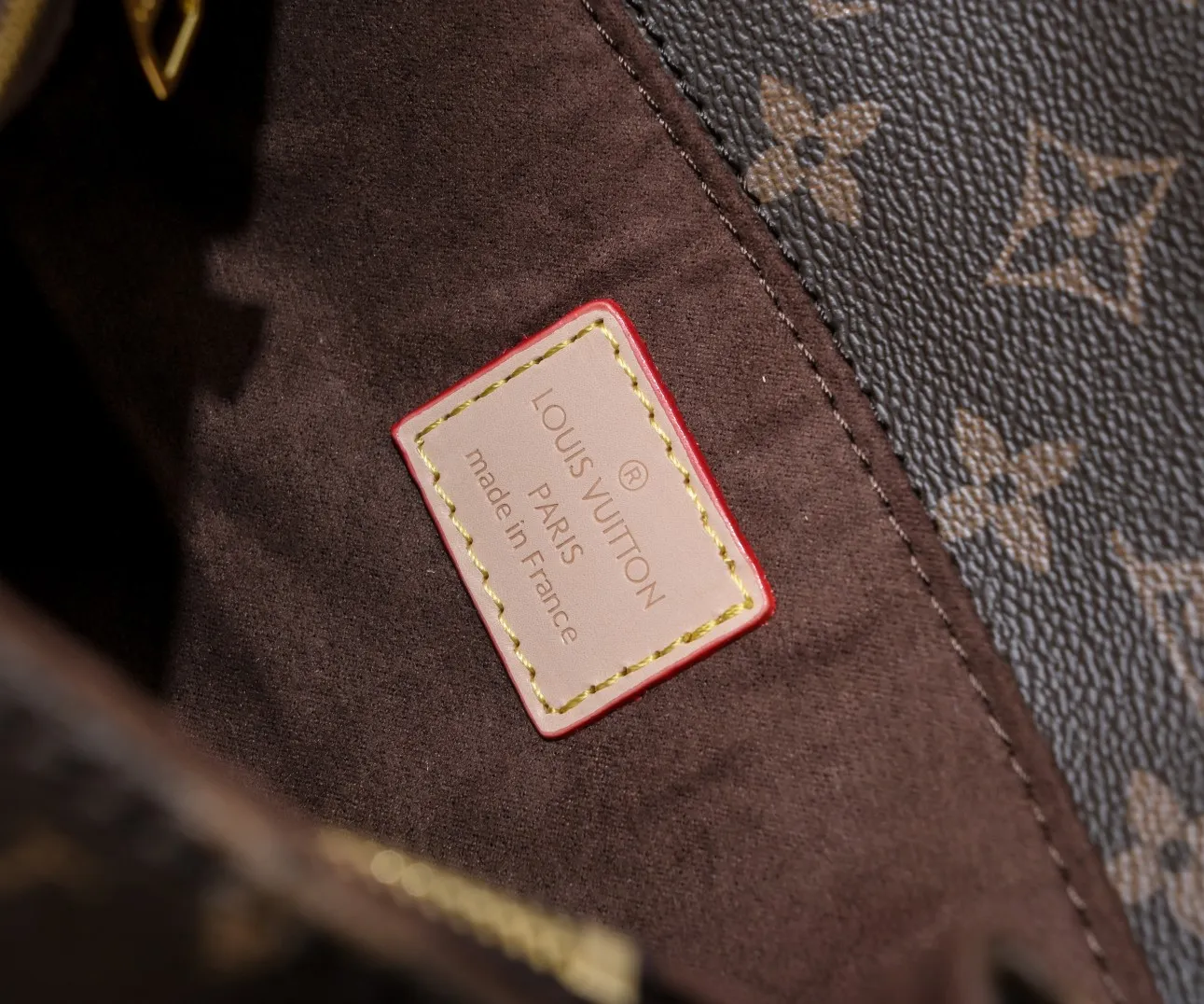 ¥280💰 Exclusive real shot-upgraded version ‼ ️M46279 presbyopia, yellow flower] LV messenger bag comes in small size. The East West Métis handbag adopts a fashionable shoulder bag shape and is full of trend. The compact bag is made from the brand's Monogram canvas, equipped with a chic S-lock closure and stylish top handles, and has a shiny polished surface. Versatile and spacious. The removable long shoulder strap makes it easy to carry on the shoulder or cross-body. It is a good companion for daily travel. Size 21.5x6x13.5cm