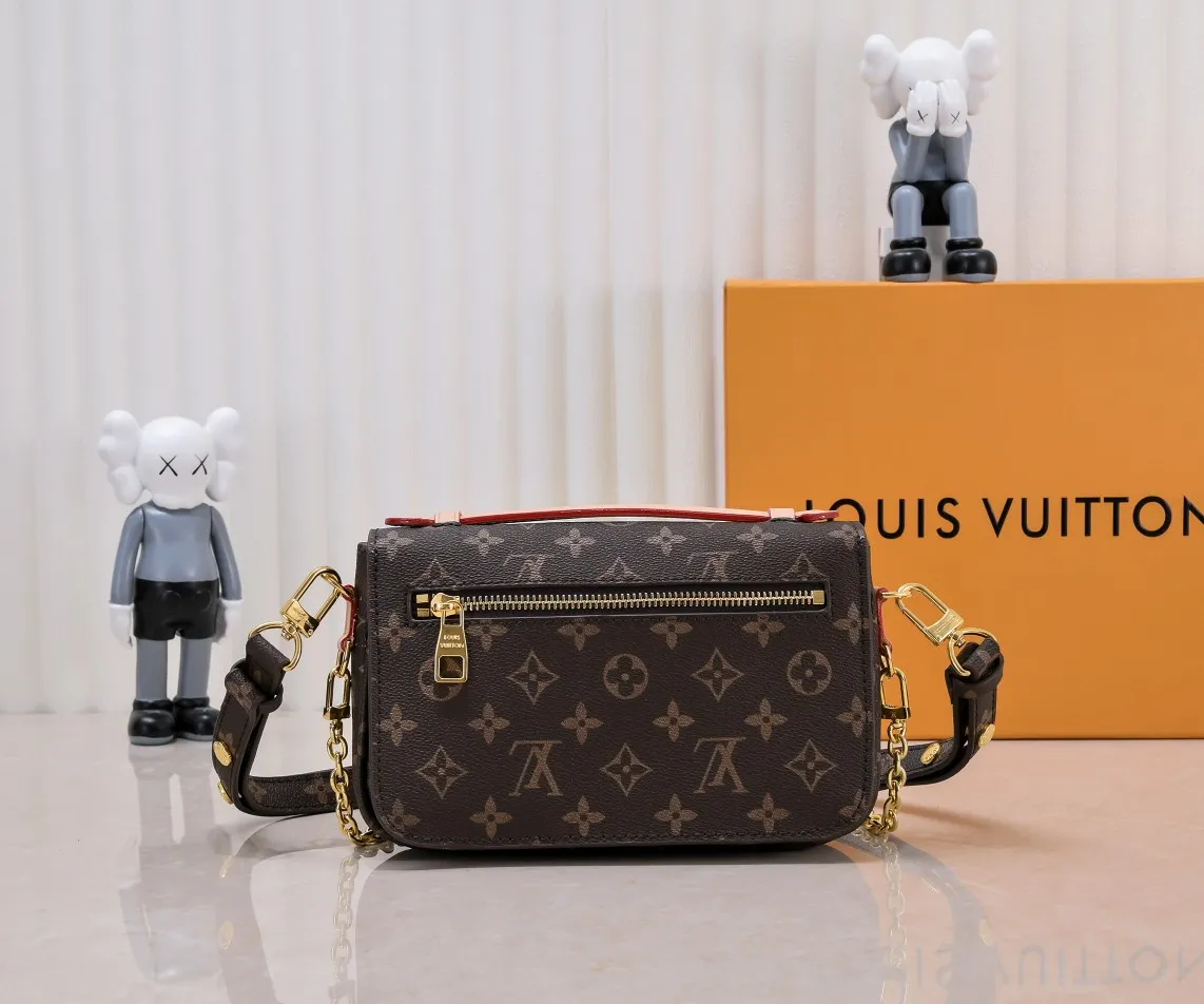 ¥280💰 Exclusive real shot-upgraded version ‼ ️M46279 presbyopia, yellow flower] LV messenger bag comes in small size. The East West Métis handbag adopts a fashionable shoulder bag shape and is full of trend. The compact bag is made from the brand's Monogram canvas, equipped with a chic S-lock closure and stylish top handles, and has a shiny polished surface. Versatile and spacious. The removable long shoulder strap makes it easy to carry on the shoulder or cross-body. It is a good companion for daily travel. Size 21.5x6x13.5cm