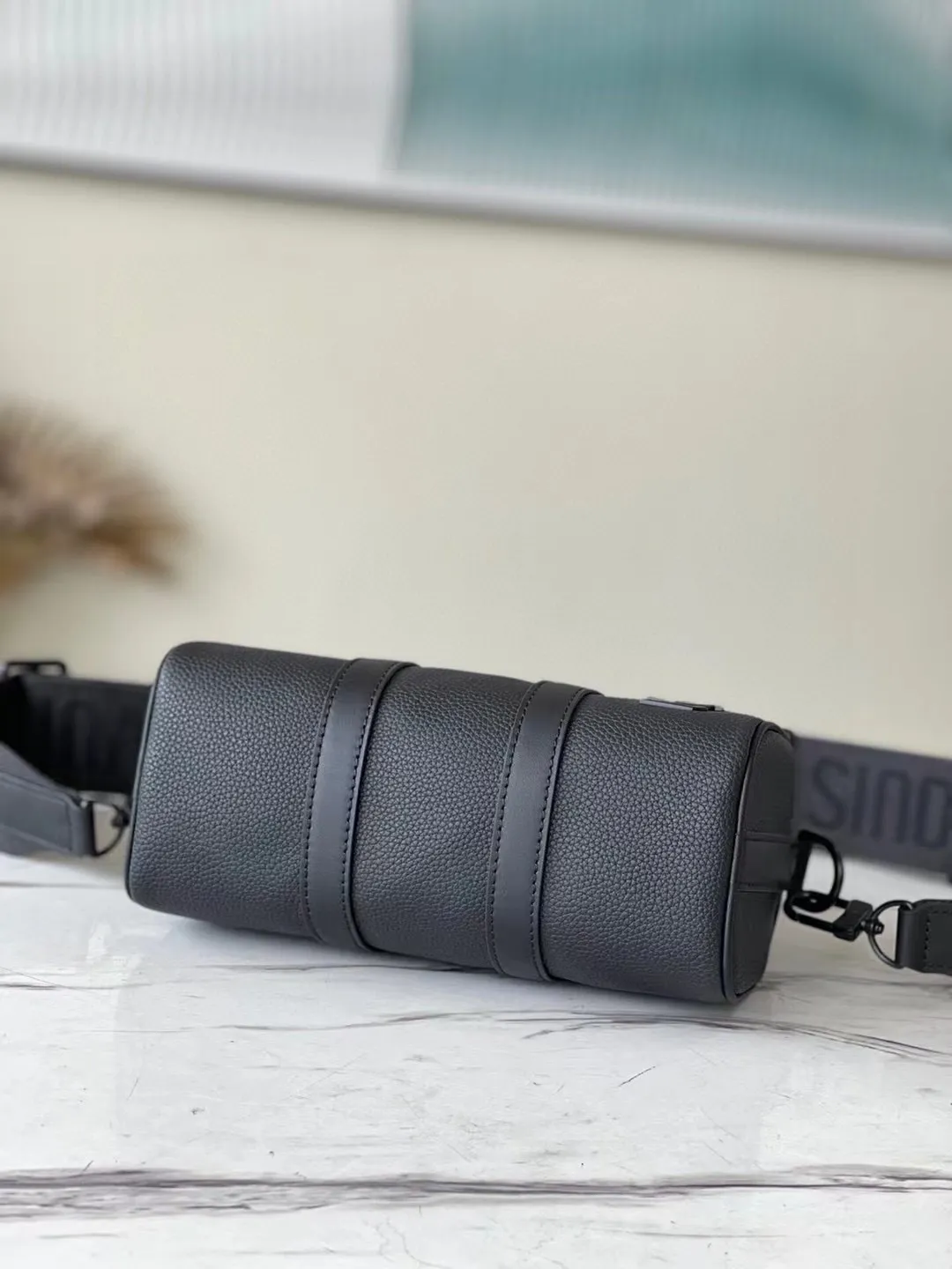 💰1040 (top-grain leather) top-quality original M80950 This handbag condenses the classic silhouette of the Keepall travel bag. It has the soft texture of Aerogram full-grain cow leather like old aviation letterheads, and is embellished with matte metal letters. With its clever use of leather handles and removable jacquard shoulder strap, it's easy to carry with you in trendy style. Dimensions: 21 x 12 x 9 cm