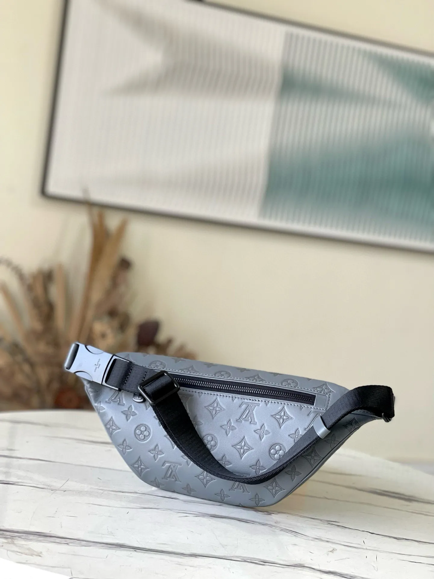 💰840 (Top-grain leather) Top quality original M46108 This Discovery waist bag combines casual fashion with modern functionality. The shape is ergonomic and equipped with an adjustable strap, which can be worn around the waist, carried on the shoulder or hung casually on the chest. Zippered pockets on the front and back provide easy access to your phone, cards and keys. Dimensions: 44 x 15 x 9