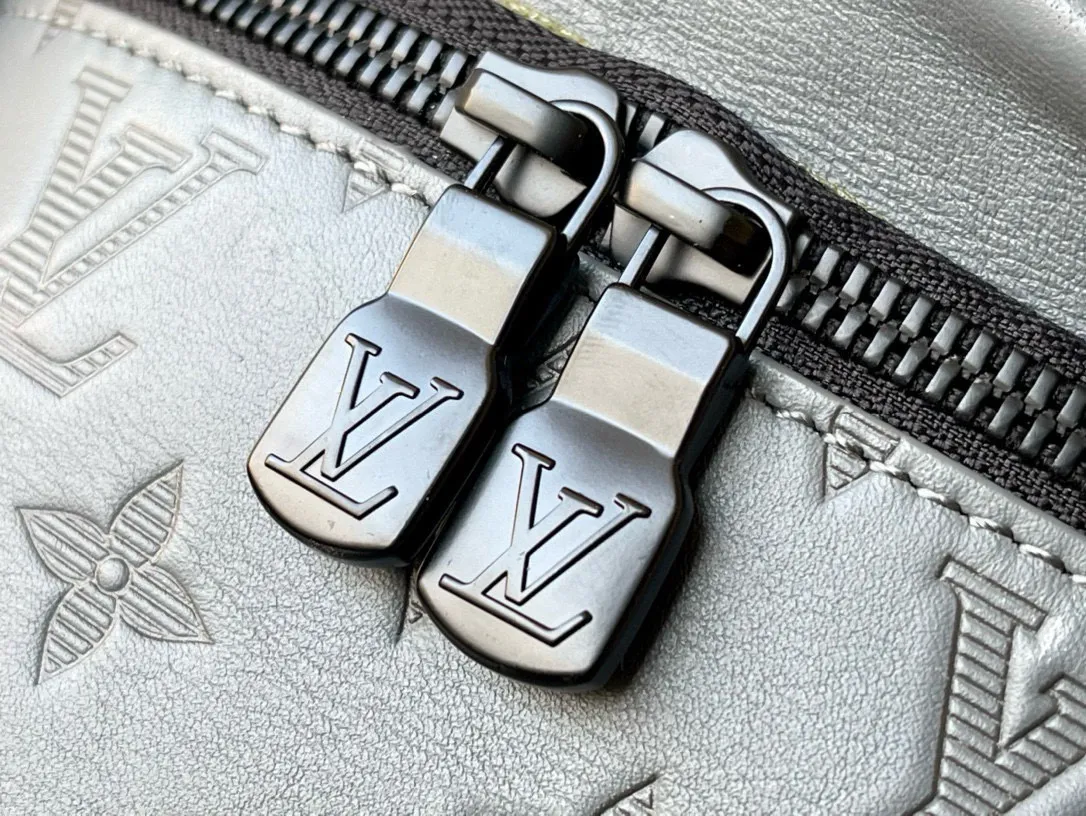 💰840 (Top-grain leather) Top quality original M46108 This Discovery waist bag combines casual fashion with modern functionality. The shape is ergonomic and equipped with an adjustable strap, which can be worn around the waist, carried on the shoulder or hung casually on the chest. Zippered pockets on the front and back provide easy access to your phone, cards and keys. Dimensions: 44 x 15 x 9